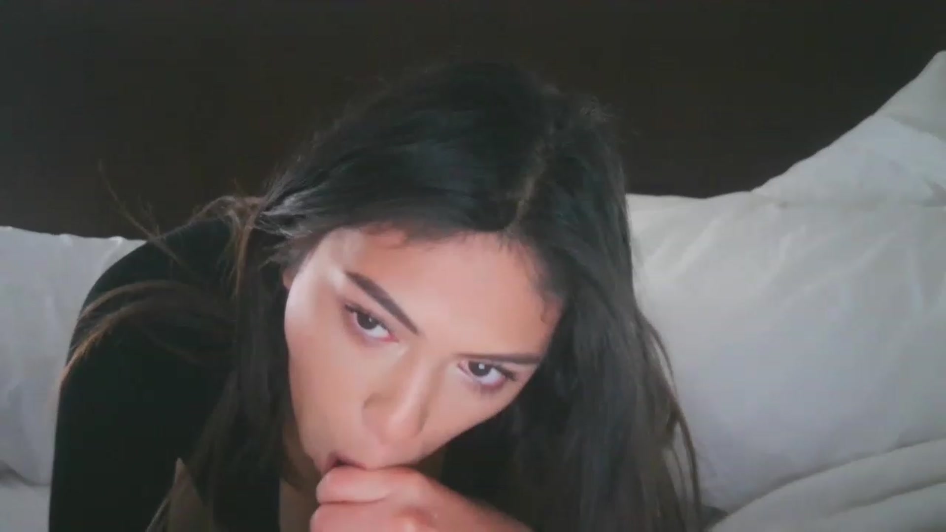 Gallery image thumbnail from Reynabelle's myfreecams stream on, 12/30/2022, 06:29 image 3 of 20