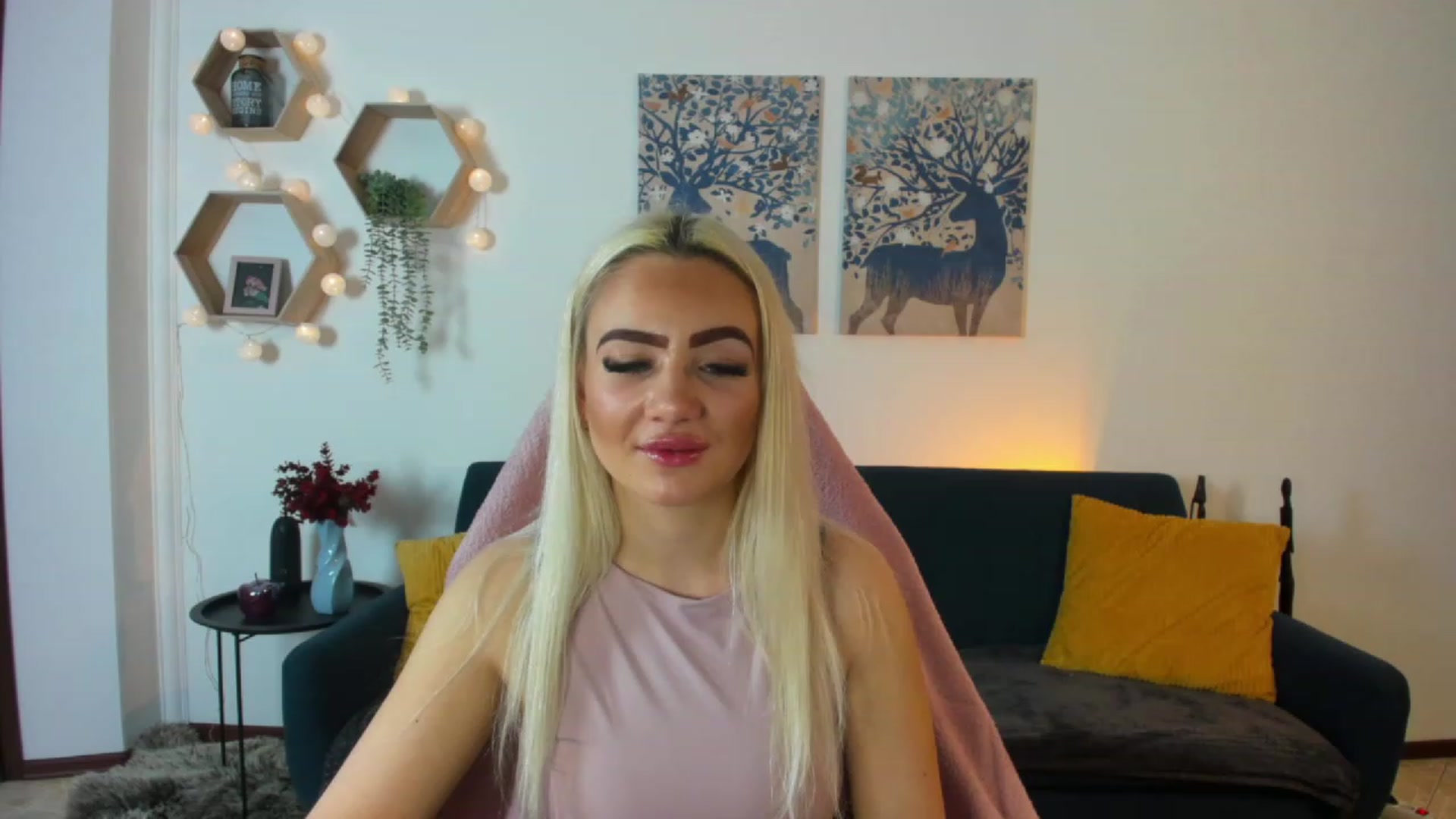 Gallery image thumbnail from Rileeyreidd18's myfreecams stream on, 11/25/2022, 11:25 image 2 of 20