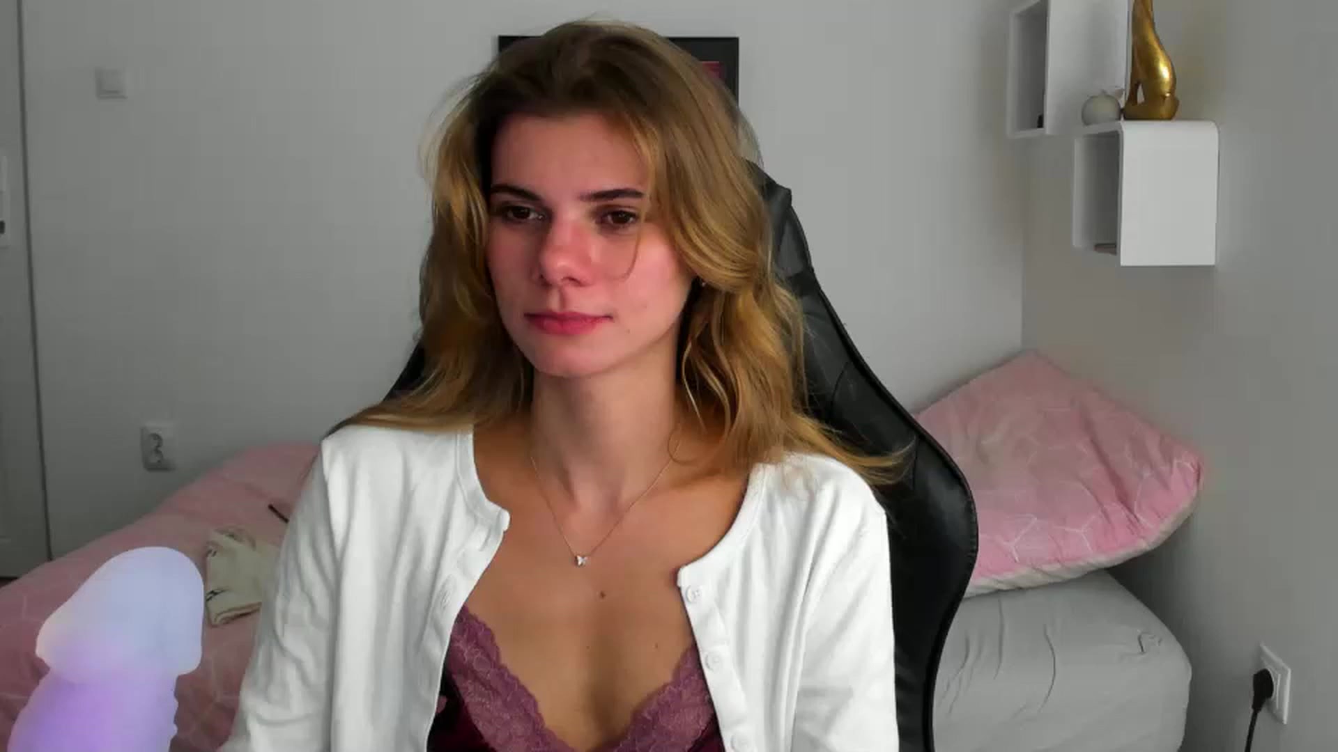 Gallery image thumbnail from RileyReid_18's myfreecams stream on, 12/02/2022, 15:45 image 1 of 20