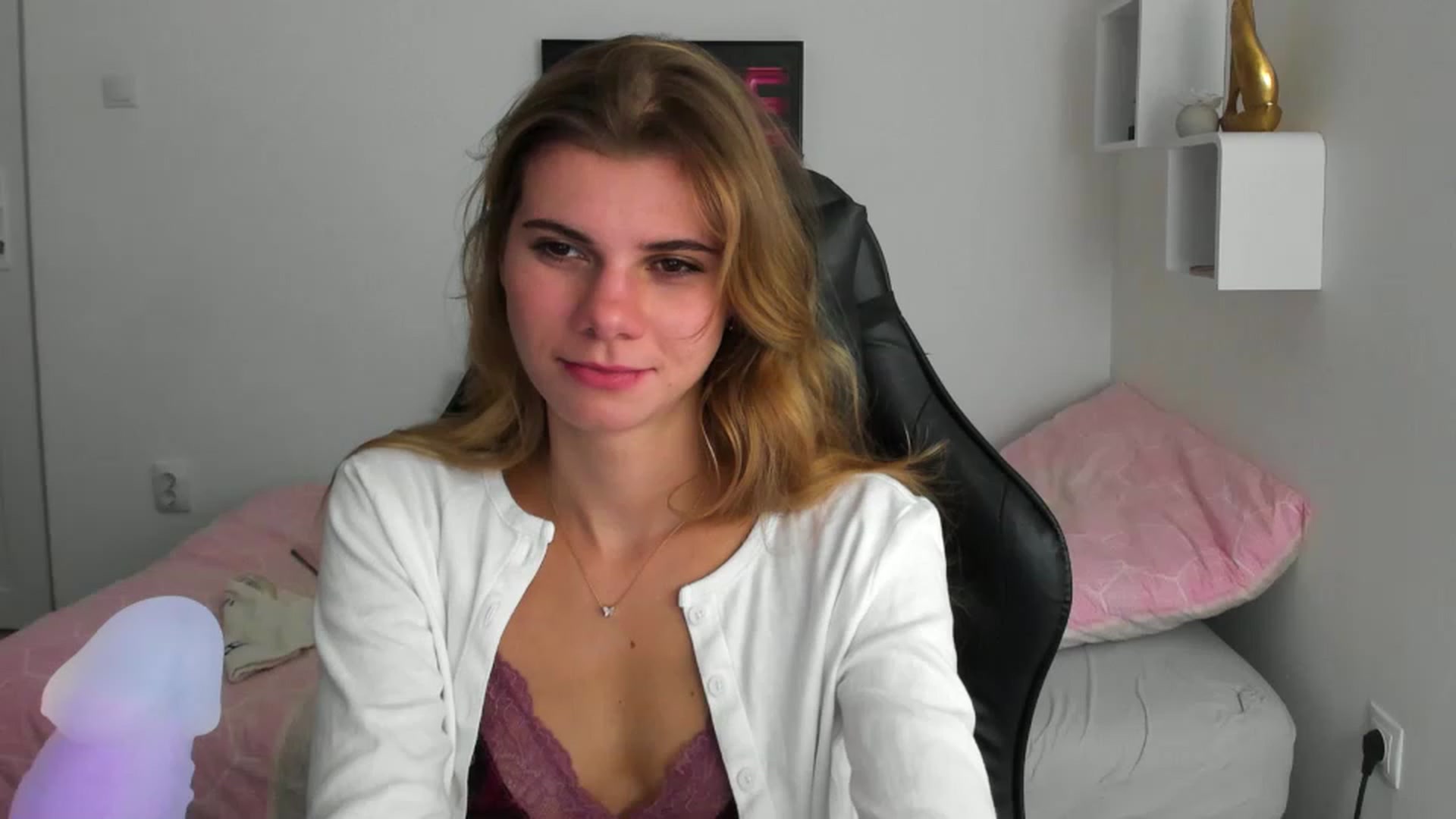 Gallery image thumbnail from RileyReid_18's myfreecams stream on, 12/02/2022, 15:45 image 5 of 20