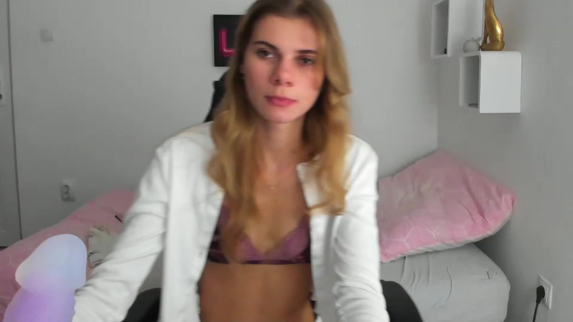 Gallery image thumbnail from RileyReid_18's myfreecams stream on, 12/02/2022, 15:45 image 15 of 20