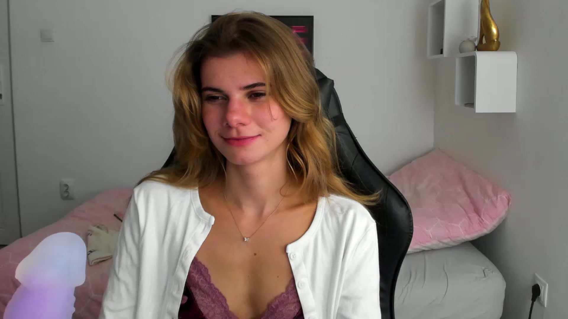 Gallery image thumbnail from RileyReid_18's myfreecams stream on, 12/02/2022, 15:45 image 3 of 20
