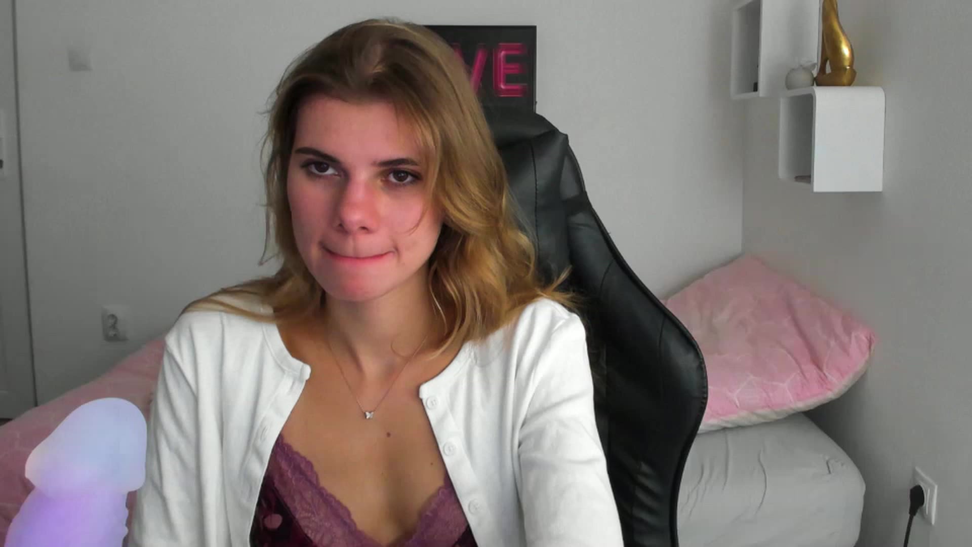Gallery image thumbnail from RileyReid_18's myfreecams stream on, 12/02/2022, 15:45 image 8 of 20