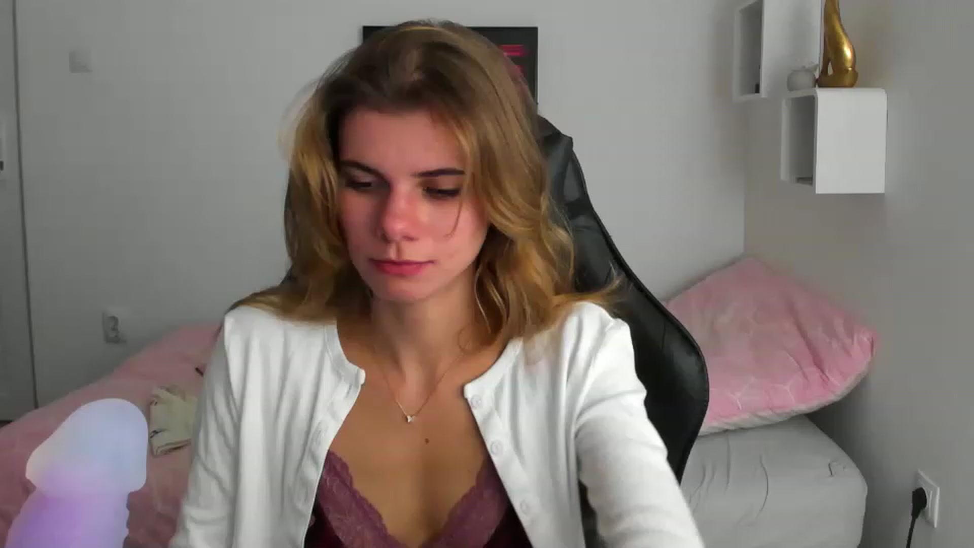 Gallery image thumbnail from RileyReid_18's myfreecams stream on, 12/02/2022, 15:45 image 4 of 20