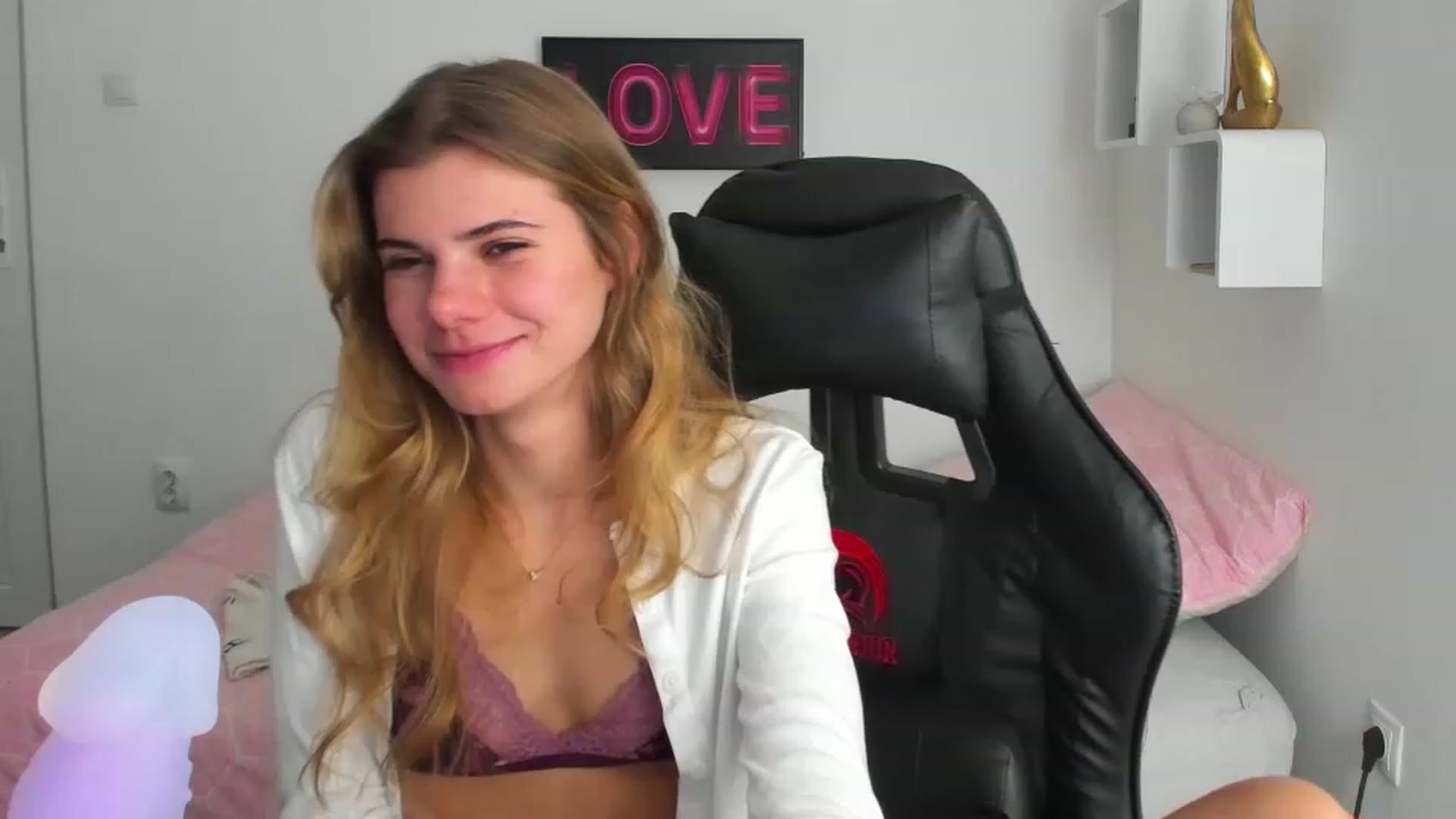 Gallery image thumbnail from RileyReid_18's myfreecams stream on, 12/02/2022, 15:45 image 16 of 20
