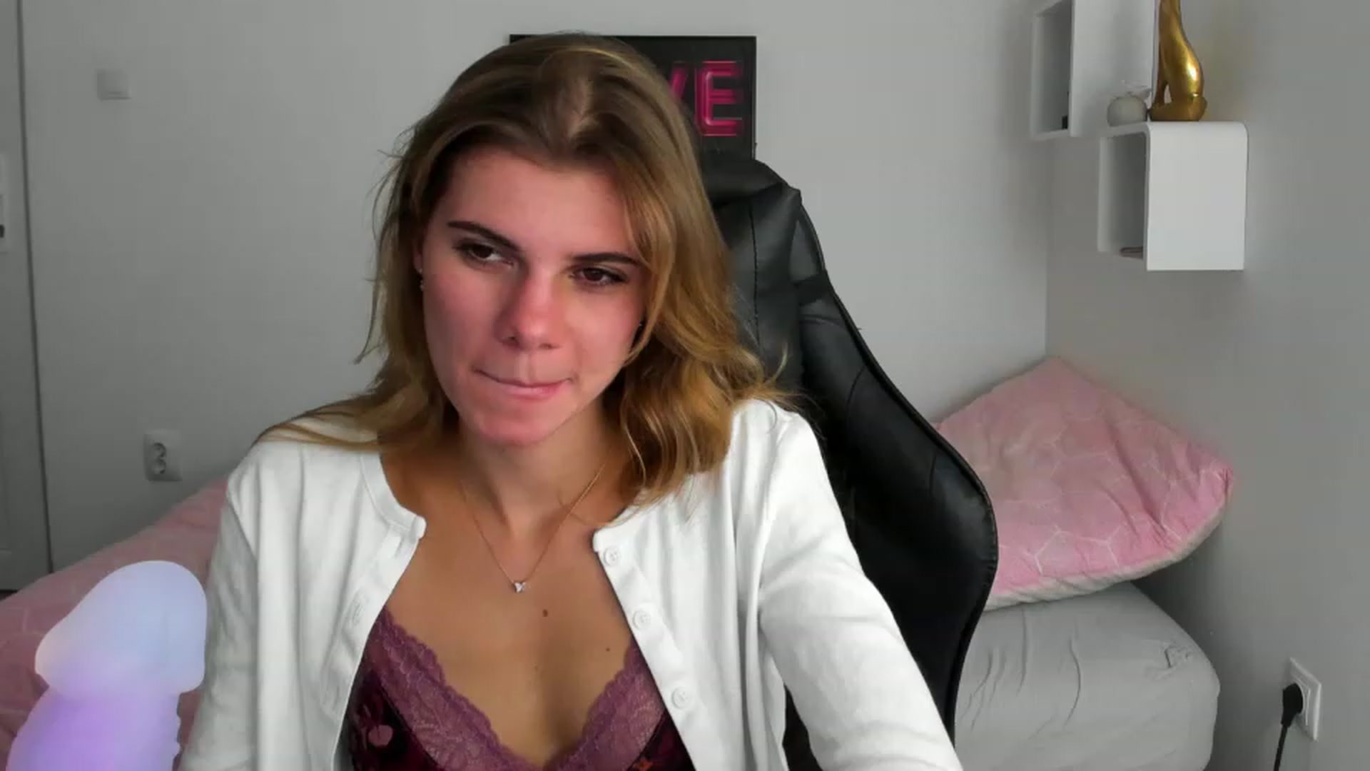 Gallery image thumbnail from RileyReid_18's myfreecams stream on, 12/02/2022, 15:45 image 9 of 20