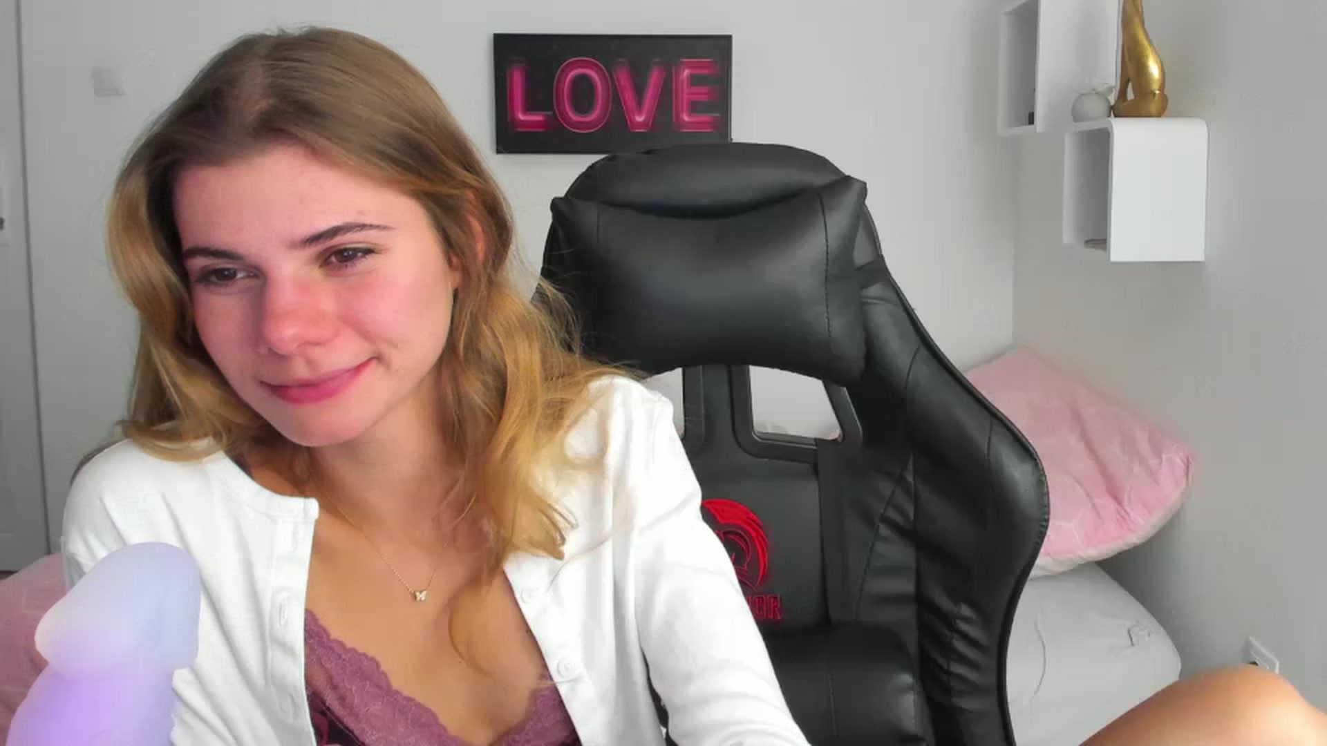 Gallery image thumbnail from RileyReid_18's myfreecams stream on, 12/02/2022, 15:45 image 18 of 20