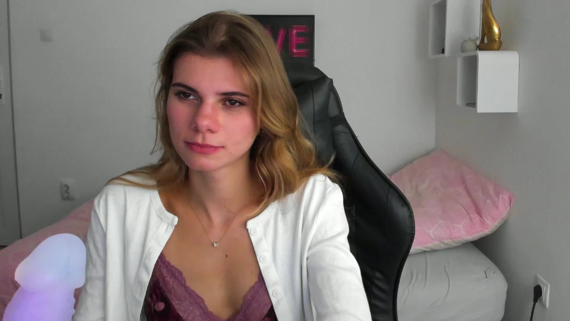 Gallery image thumbnail from RileyReid_18's myfreecams stream on, 12/02/2022, 15:45 image 10 of 20
