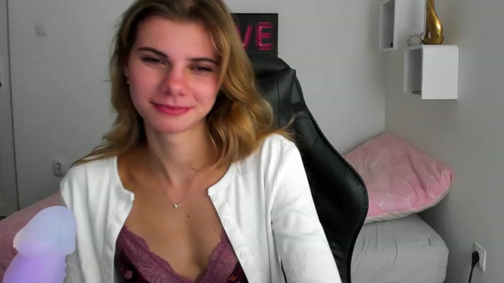 Gallery image thumbnail from RileyReid_18's myfreecams stream on, 12/02/2022, 15:45 image 7 of 20