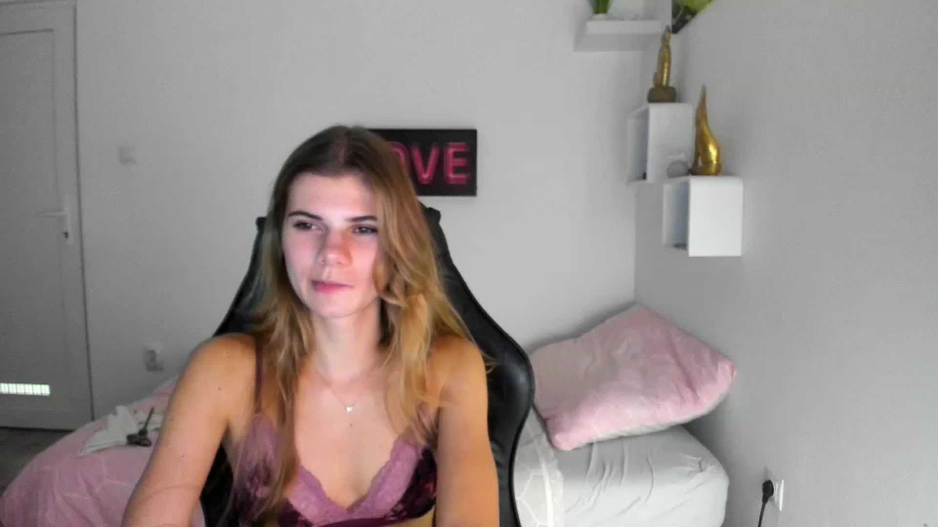 Gallery image thumbnail from RileyReid_18's myfreecams stream on, 12/02/2022, 18:09 image 13 of 20