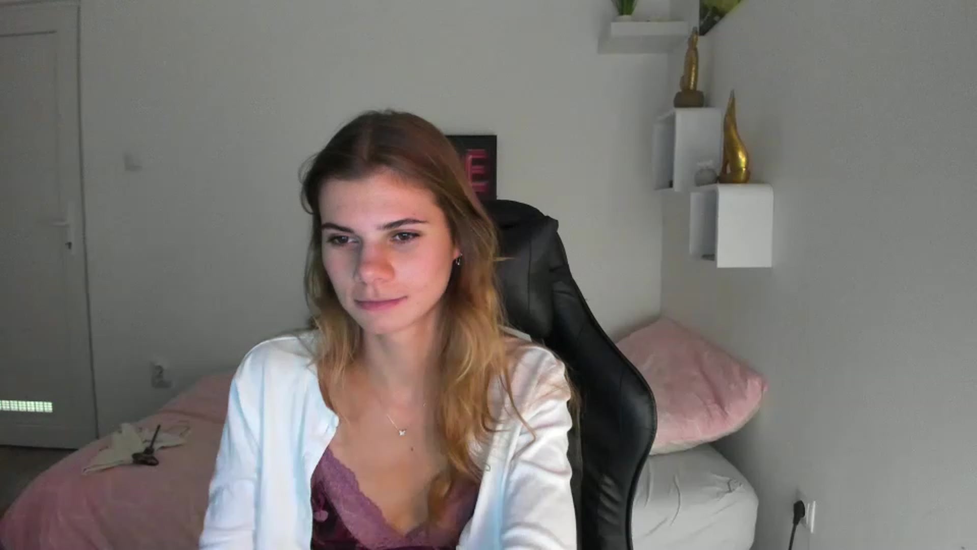 Gallery image thumbnail from RileyReid_18's myfreecams stream on, 12/02/2022, 18:09 image 3 of 20