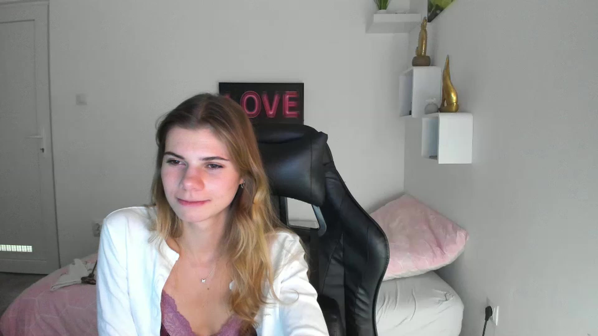 Gallery image thumbnail from RileyReid_18's myfreecams stream on, 12/02/2022, 18:09 image 6 of 20