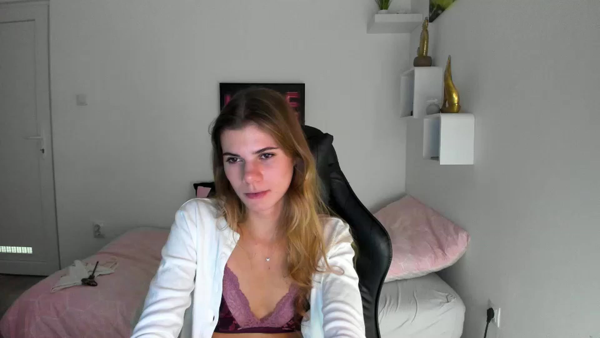 Gallery image thumbnail from RileyReid_18's myfreecams stream on, 12/02/2022, 18:09 image 5 of 20