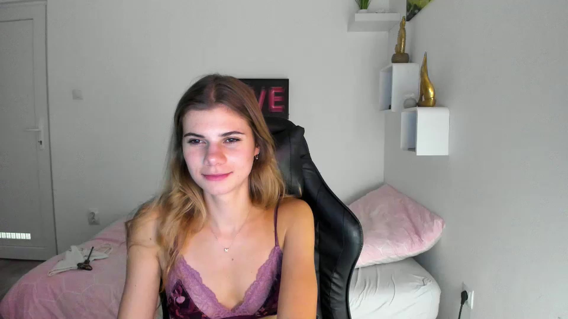 Gallery image thumbnail from RileyReid_18's myfreecams stream on, 12/02/2022, 18:09 image 18 of 20