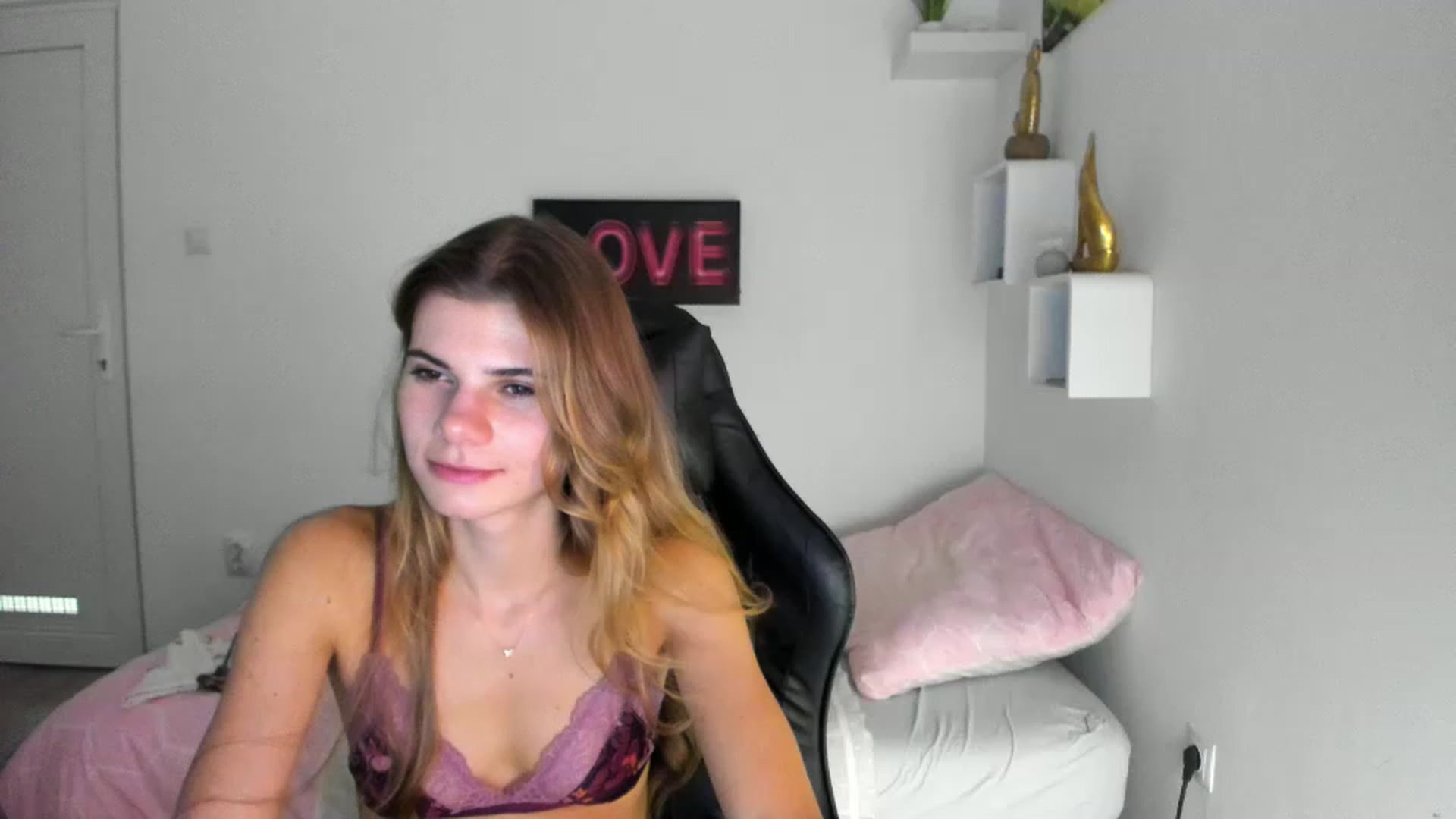 Gallery image thumbnail from RileyReid_18's myfreecams stream on, 12/02/2022, 18:09 image 12 of 20