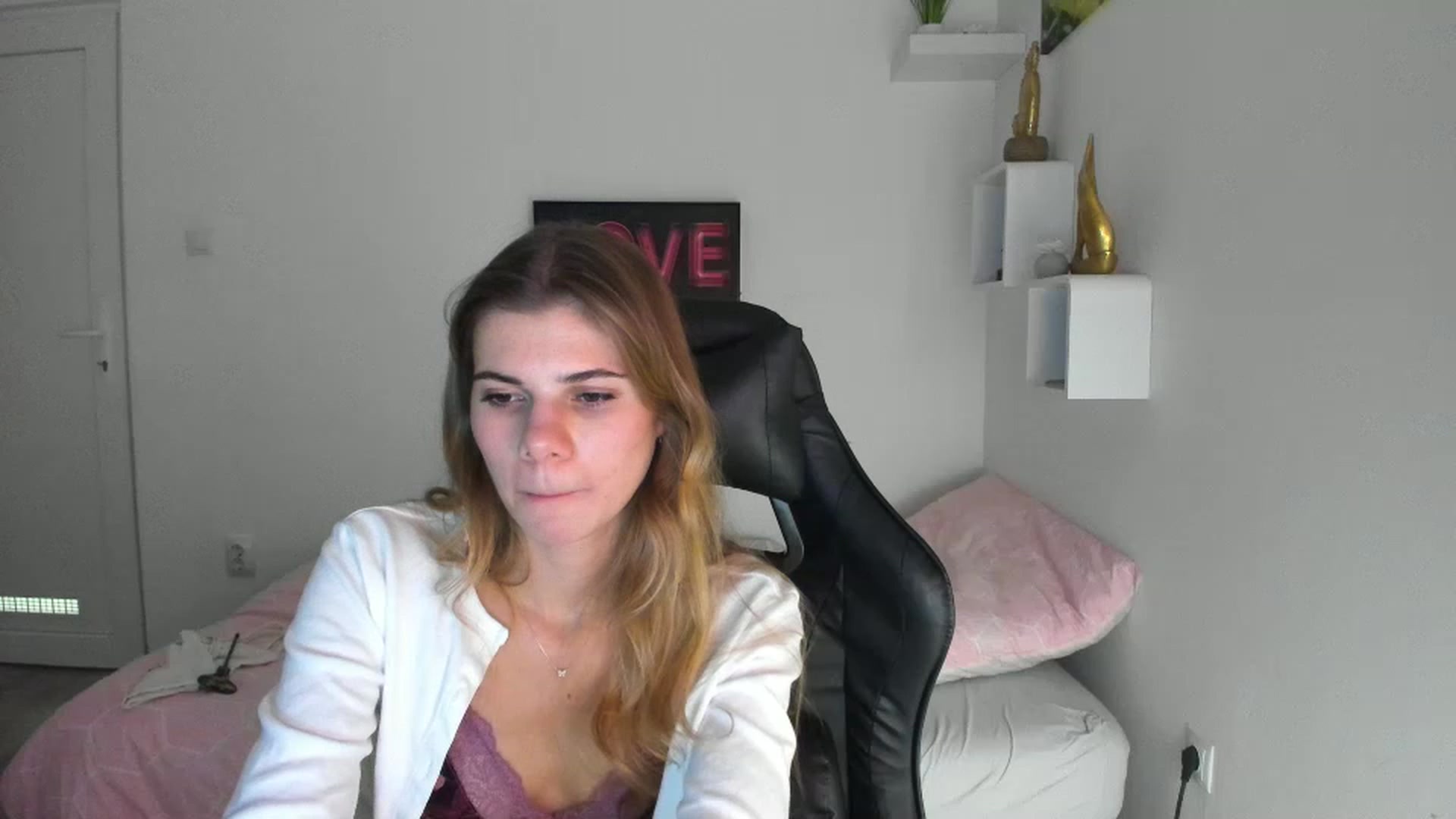 Gallery image thumbnail from RileyReid_18's myfreecams stream on, 12/02/2022, 18:09 image 7 of 20