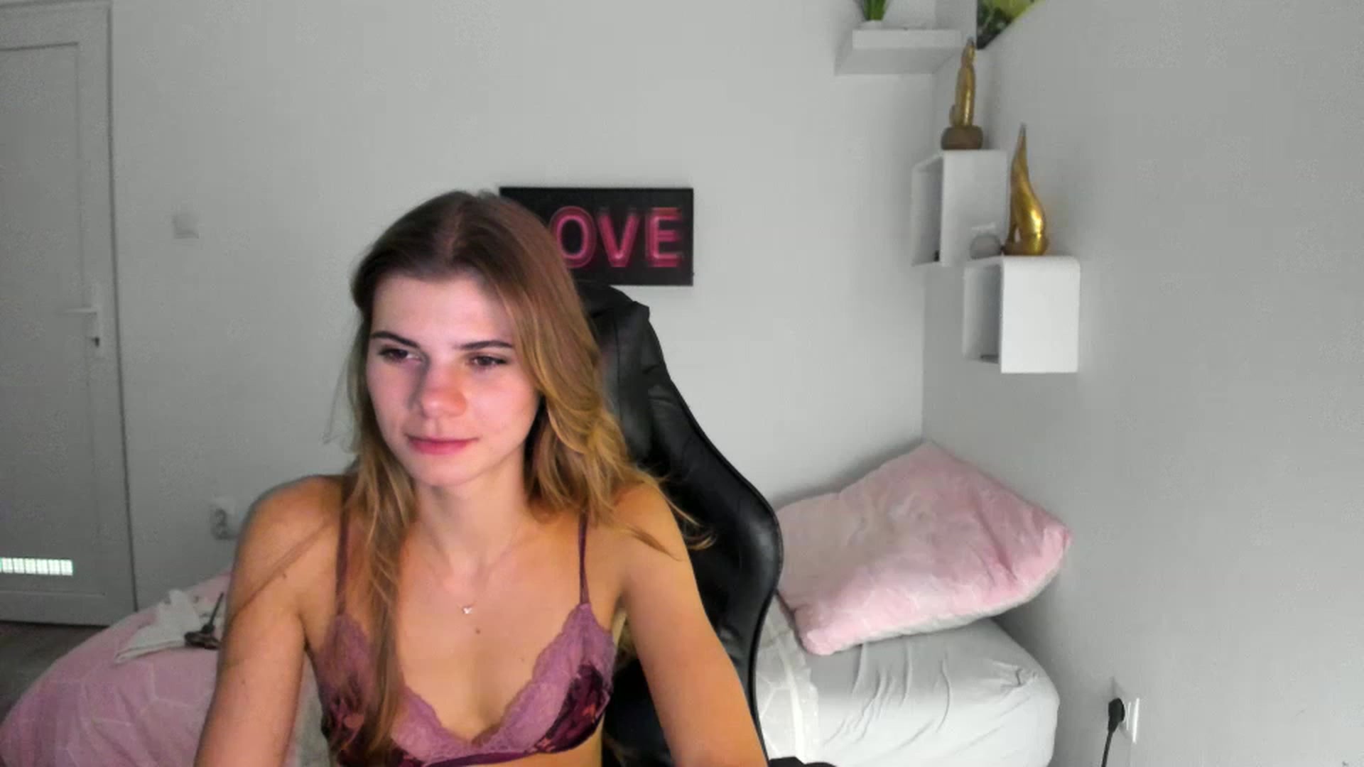 Gallery image thumbnail from RileyReid_18's myfreecams stream on, 12/02/2022, 18:09 image 10 of 20