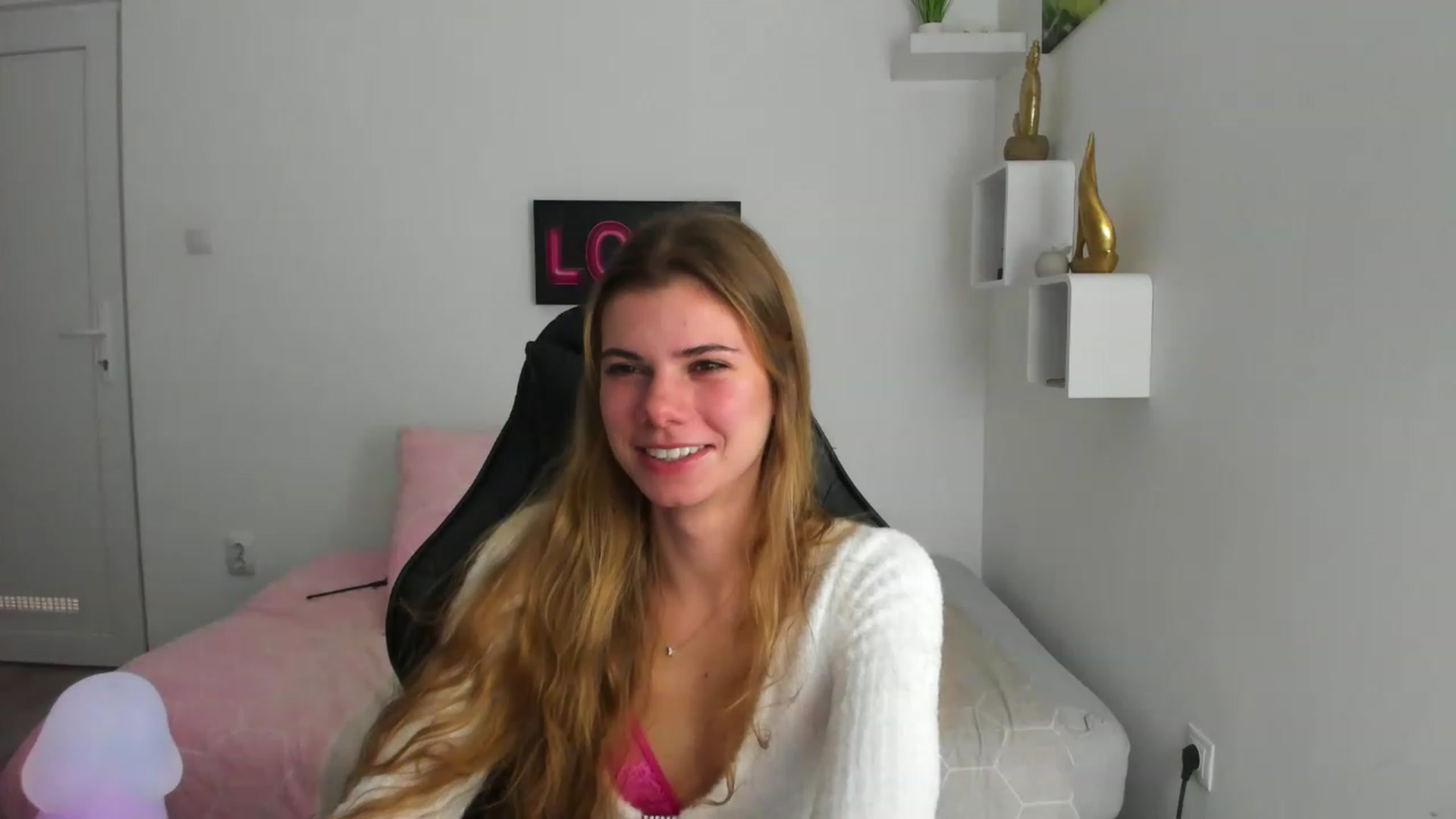 Gallery image thumbnail from RileyReid_18's myfreecams stream on, 12/04/2022, 13:03 image 4 of 20