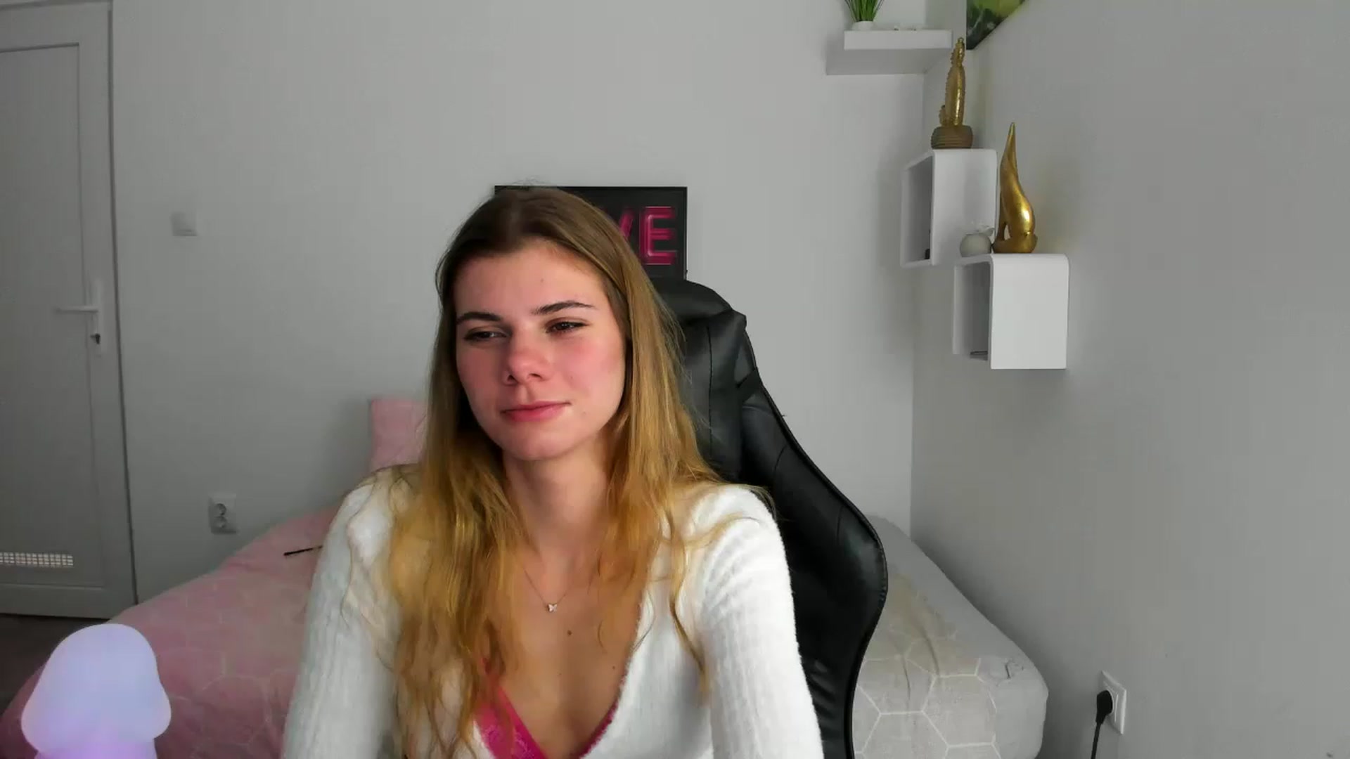 Gallery image thumbnail from RileyReid_18's myfreecams stream on, 12/04/2022, 13:03 image 20 of 20