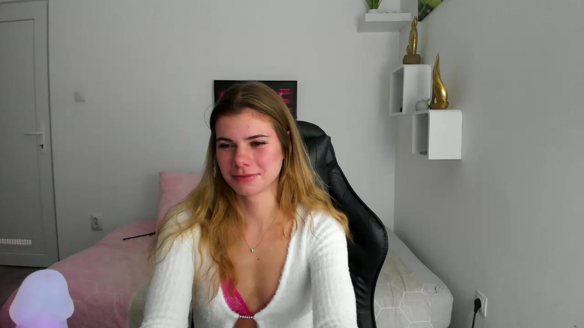 Gallery image thumbnail from RileyReid_18's myfreecams stream on, 12/04/2022, 13:03 image 13 of 20
