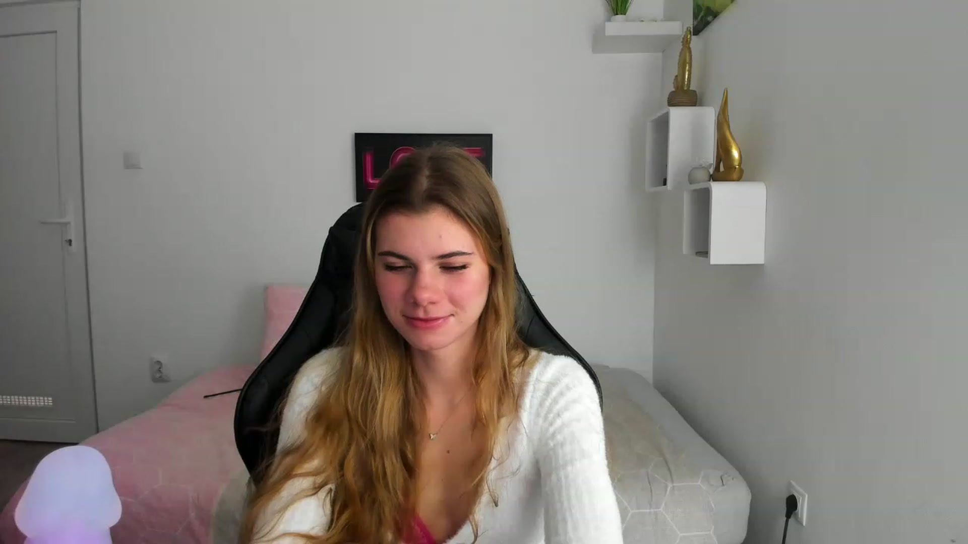 Gallery image thumbnail from RileyReid_18's myfreecams stream on, 12/04/2022, 13:03 image 5 of 20