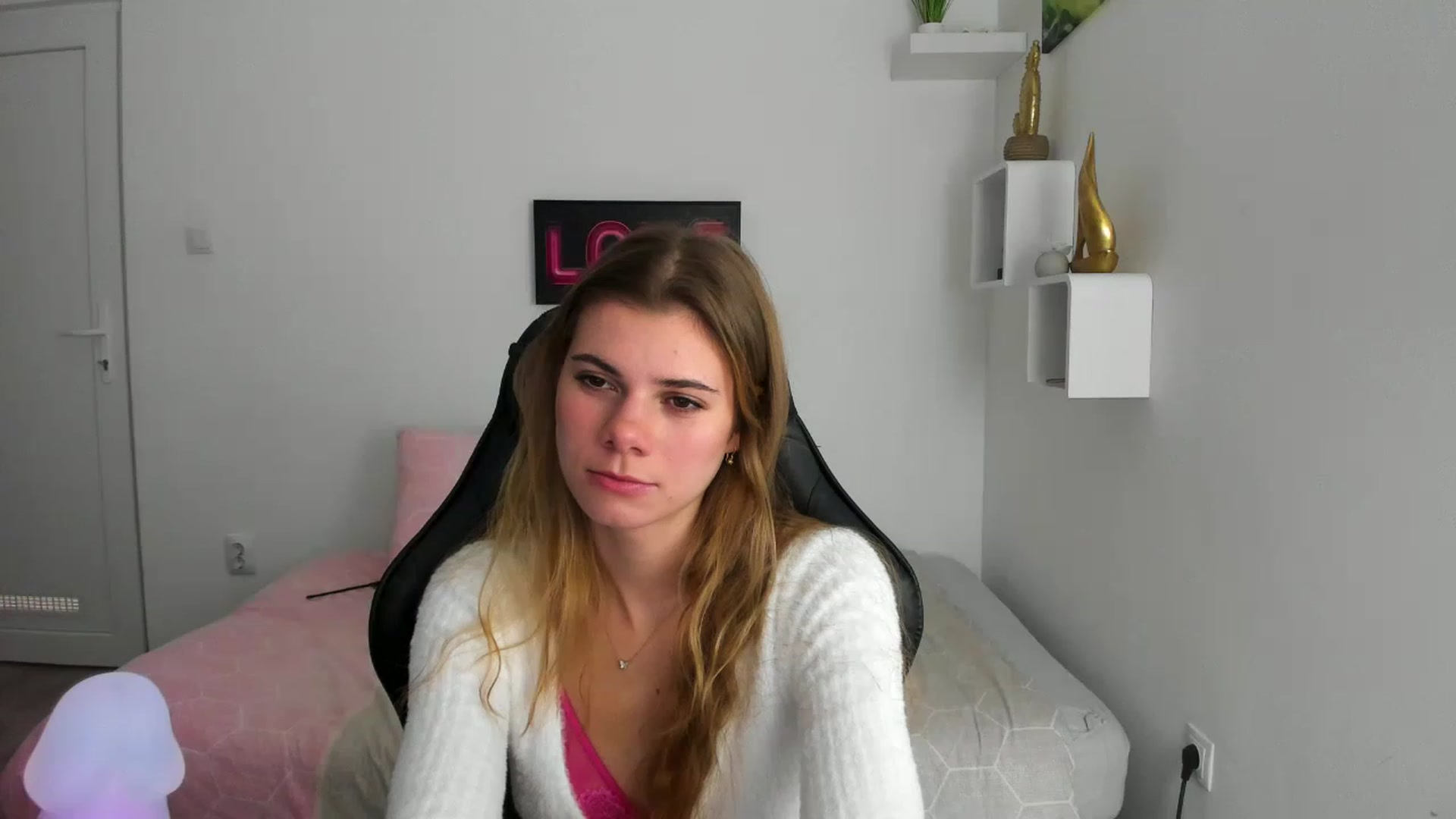 Gallery image thumbnail from RileyReid_18's myfreecams stream on, 12/04/2022, 13:03 image 3 of 20