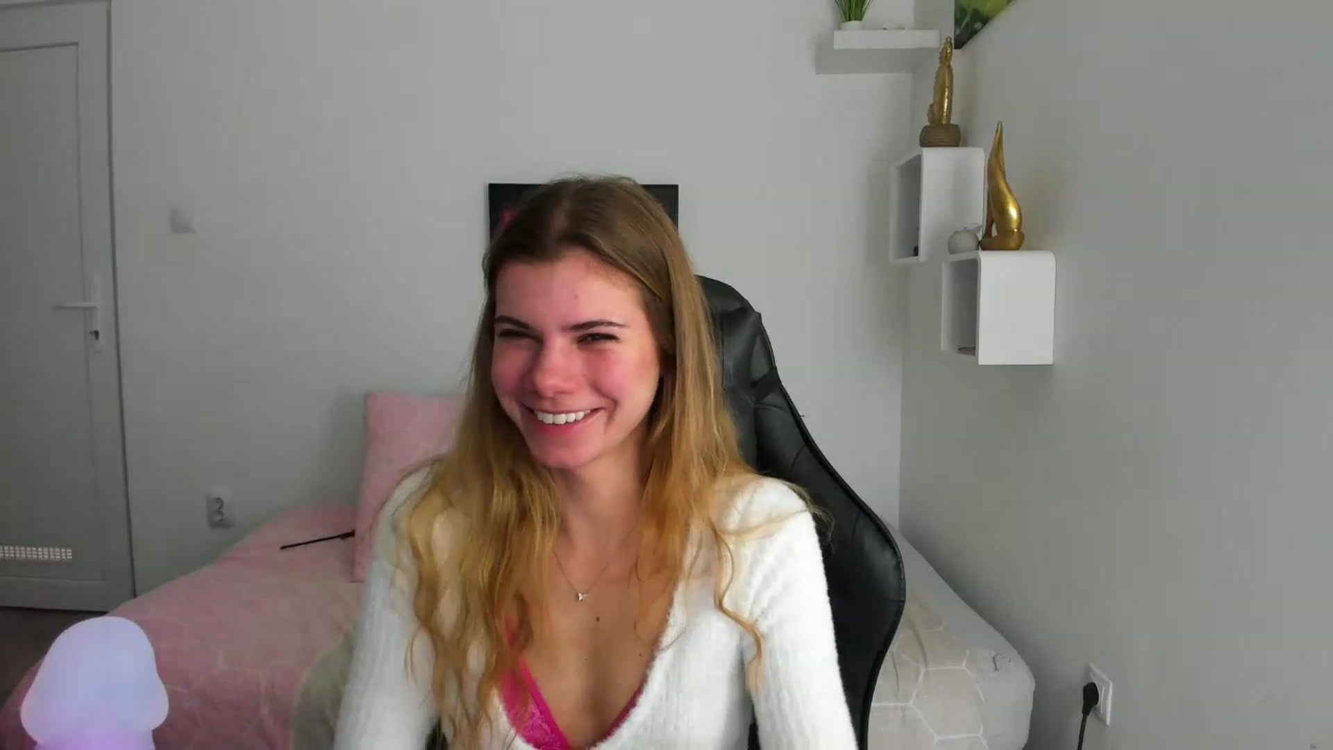 Gallery image thumbnail from RileyReid_18's myfreecams stream on, 12/04/2022, 13:03 image 16 of 20