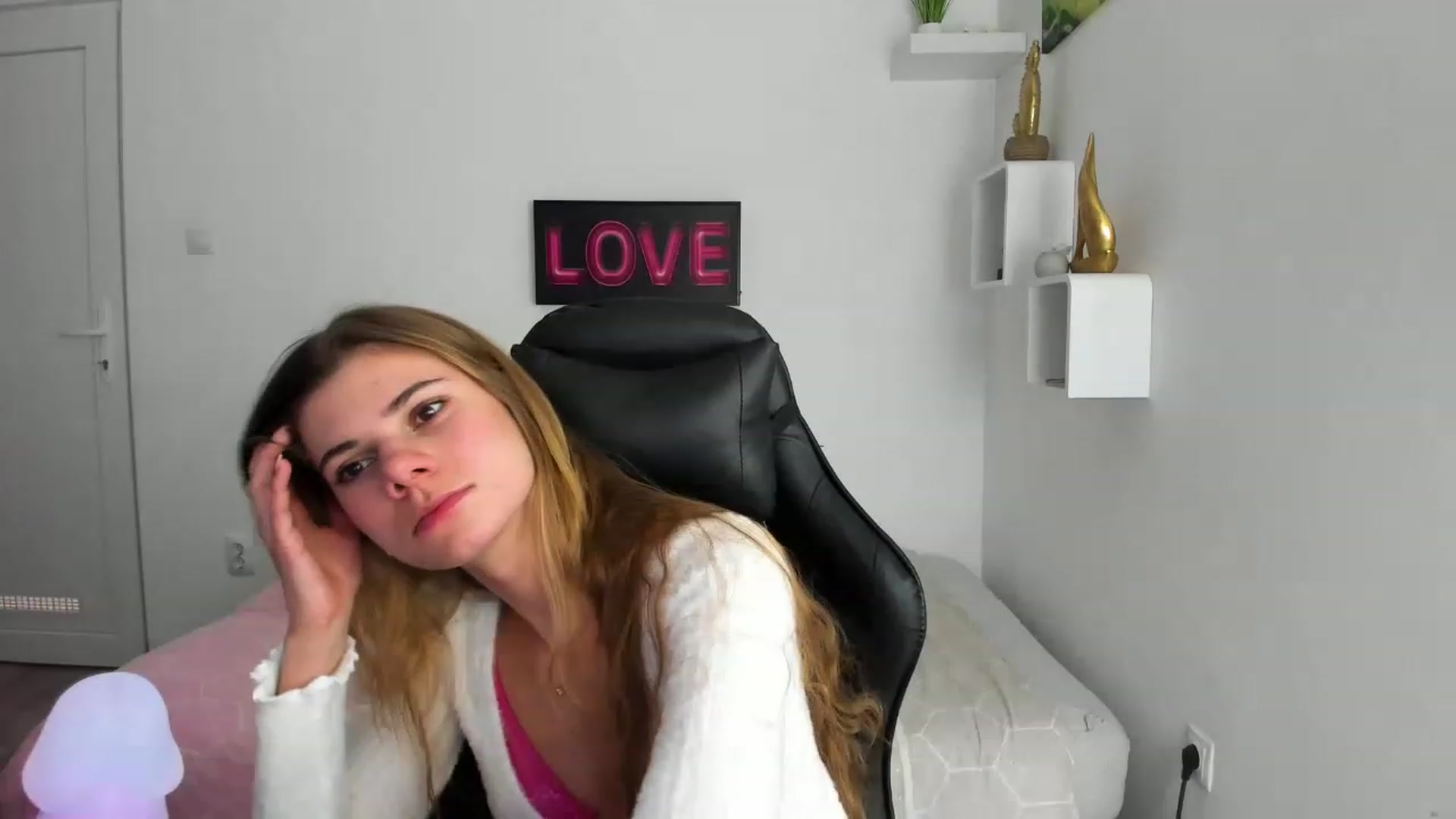 Gallery image thumbnail from RileyReid_18's myfreecams stream on, 12/04/2022, 13:03 image 2 of 20