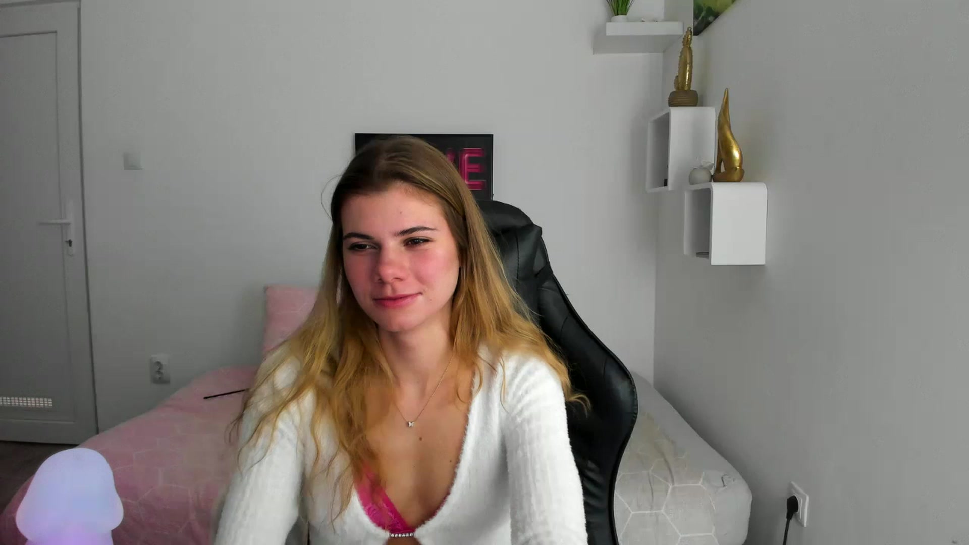 Gallery image thumbnail from RileyReid_18's myfreecams stream on, 12/04/2022, 13:03 image 14 of 20