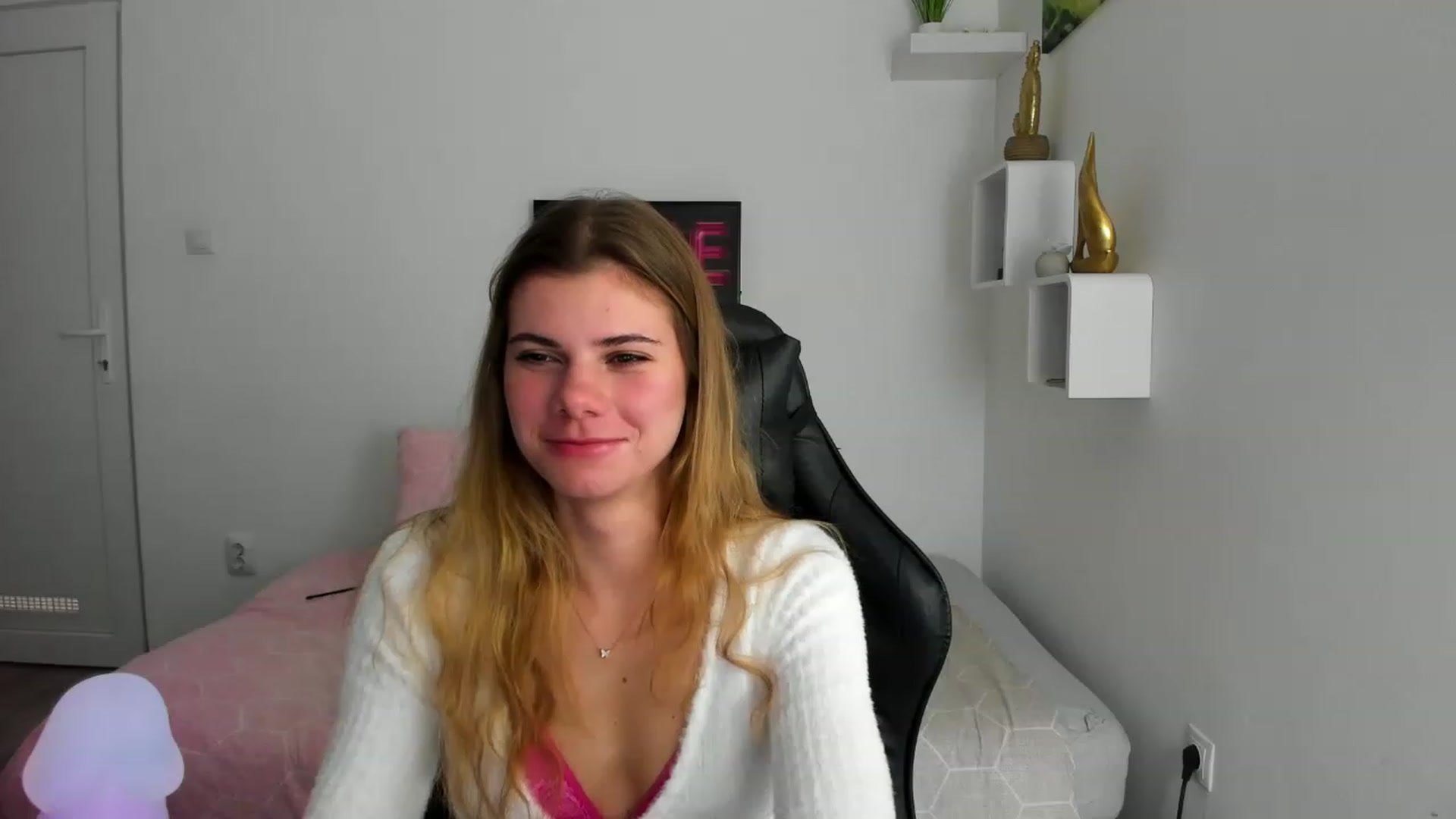 Gallery image thumbnail from RileyReid_18's myfreecams stream on, 12/04/2022, 13:03 image 19 of 20