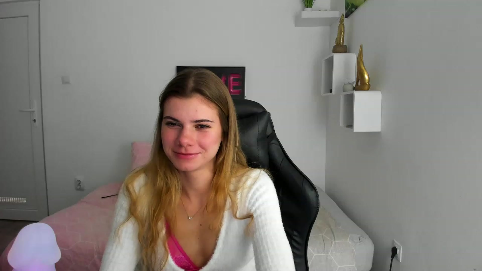 Gallery image thumbnail from RileyReid_18's myfreecams stream on, 12/04/2022, 13:03 image 15 of 20