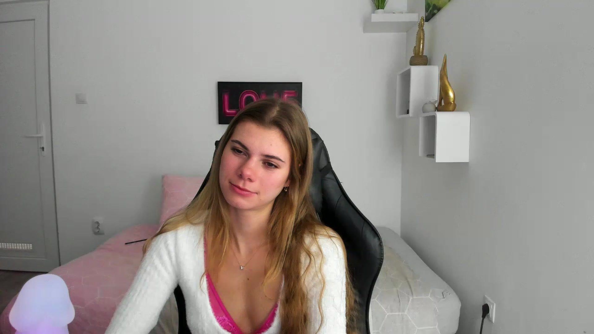 Gallery image thumbnail from RileyReid_18's myfreecams stream on, 12/04/2022, 13:03 image 1 of 20