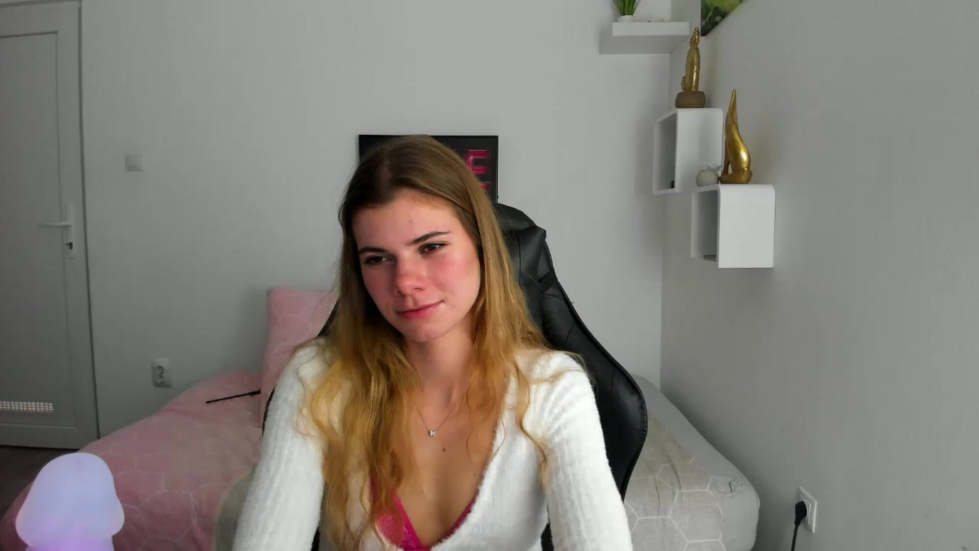 Gallery image thumbnail from RileyReid_18's myfreecams stream on, 12/04/2022, 13:03 image 18 of 20