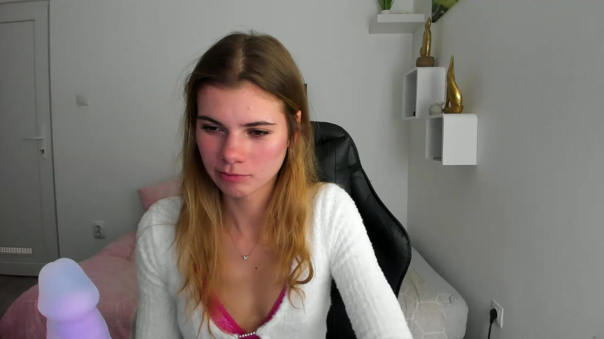 Gallery image thumbnail from RileyReid_18's myfreecams stream on, 12/04/2022, 14:13 image 7 of 20