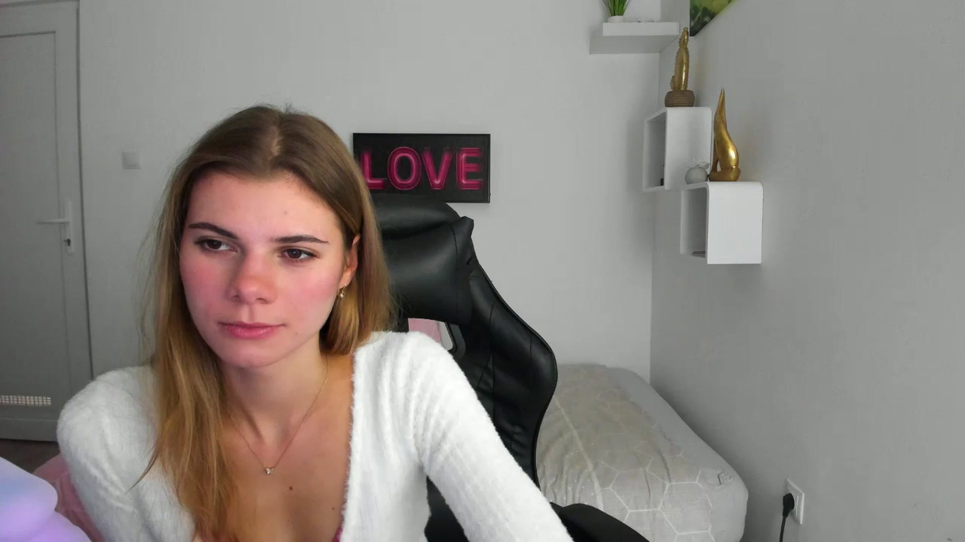 Gallery image thumbnail from RileyReid_18's myfreecams stream on, 12/04/2022, 14:13 image 17 of 20