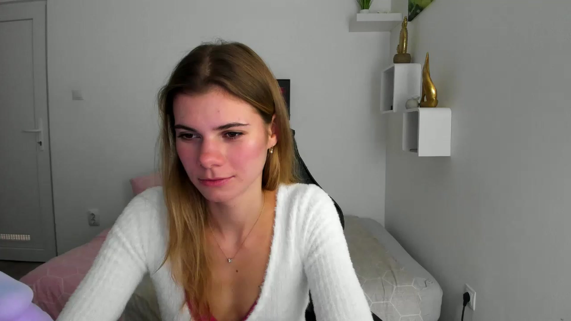 Gallery image thumbnail from RileyReid_18's myfreecams stream on, 12/04/2022, 14:13 image 18 of 20