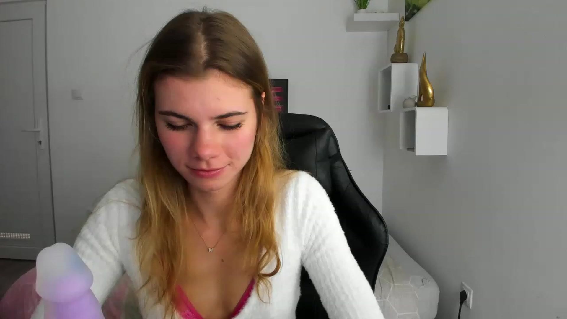 Gallery image thumbnail from RileyReid_18's myfreecams stream on, 12/04/2022, 14:13 image 6 of 20