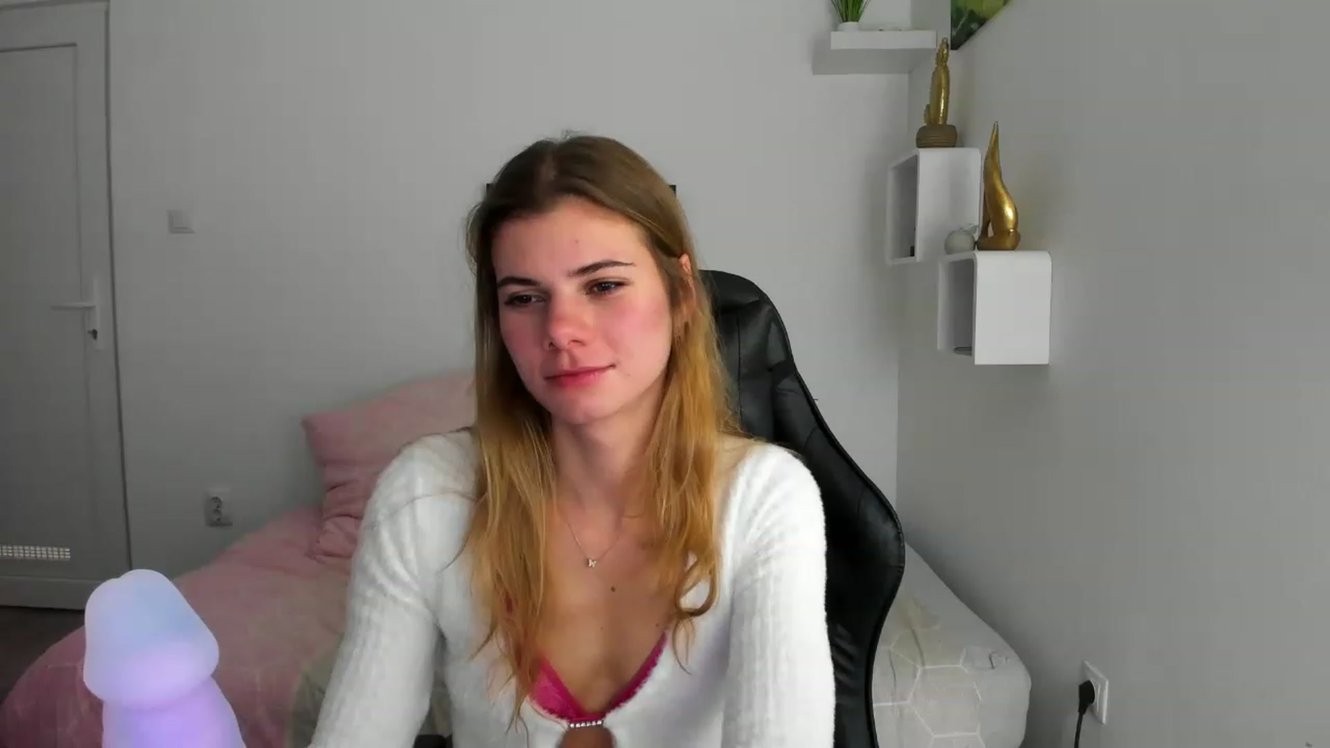 Gallery image thumbnail from RileyReid_18's myfreecams stream on, 12/04/2022, 14:13 image 8 of 20