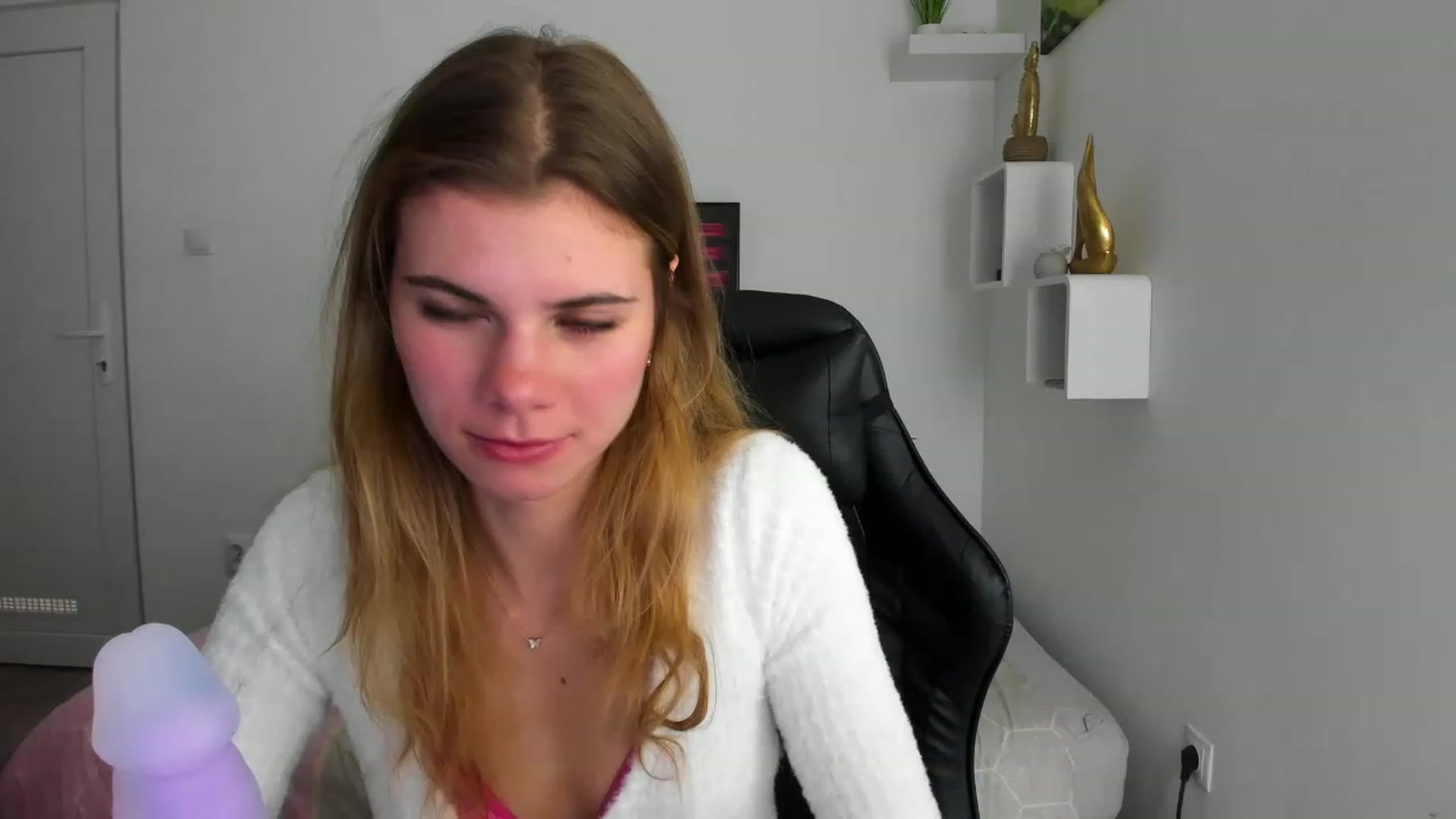 Gallery image thumbnail from RileyReid_18's myfreecams stream on, 12/04/2022, 14:13 image 10 of 20