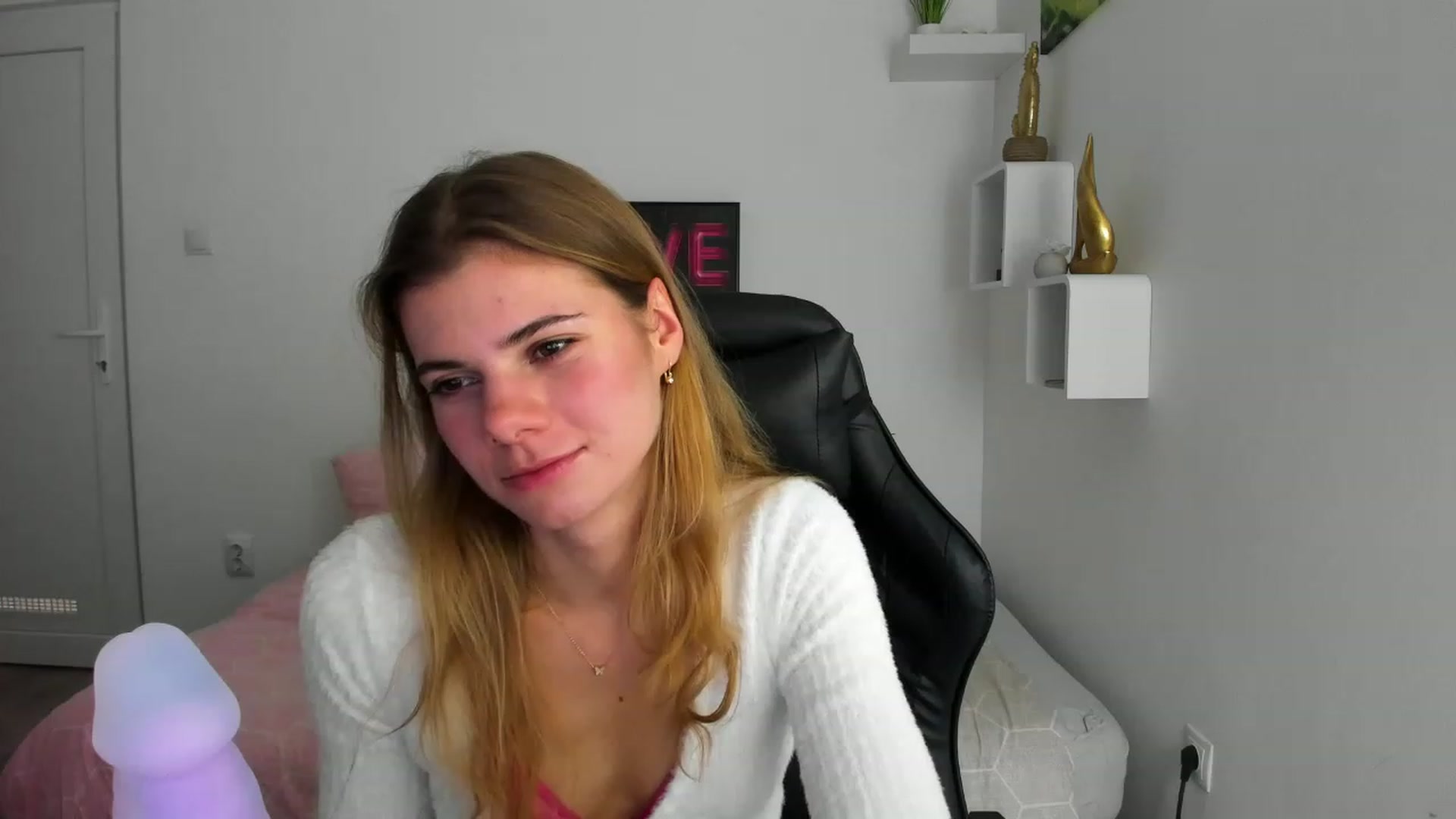 Gallery image thumbnail from RileyReid_18's myfreecams stream on, 12/04/2022, 14:13 image 11 of 20