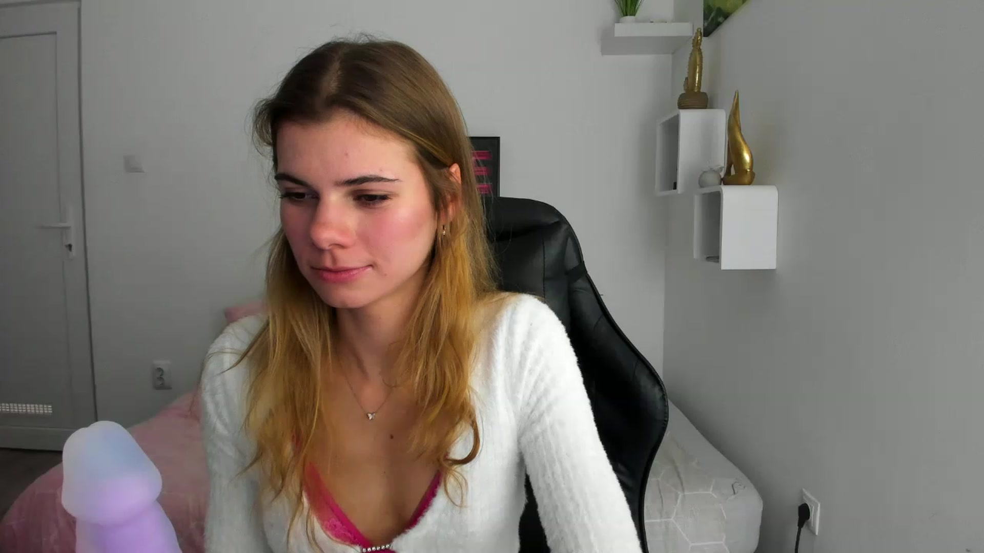 Gallery image thumbnail from RileyReid_18's myfreecams stream on, 12/04/2022, 14:13 image 5 of 20