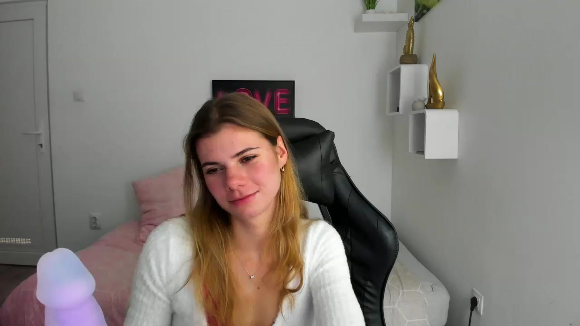 Gallery image thumbnail from RileyReid_18's myfreecams stream on, 12/04/2022, 14:13 image 13 of 20