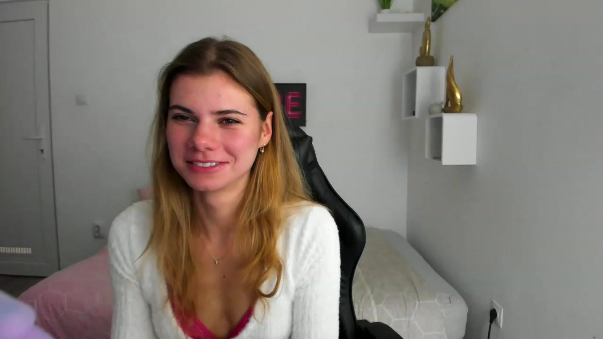 Gallery image thumbnail from RileyReid_18's myfreecams stream on, 12/04/2022, 14:13 image 14 of 20