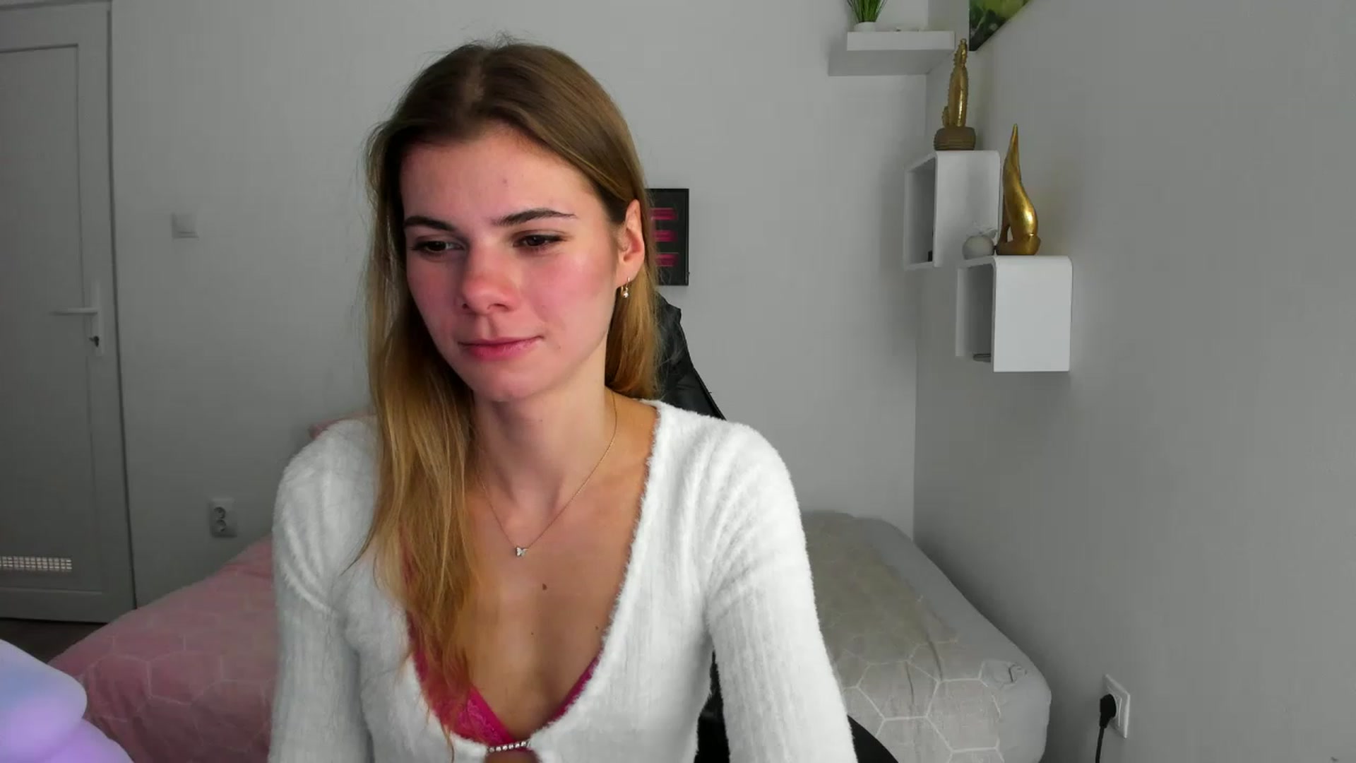 Gallery image thumbnail from RileyReid_18's myfreecams stream on, 12/04/2022, 14:13 image 15 of 20