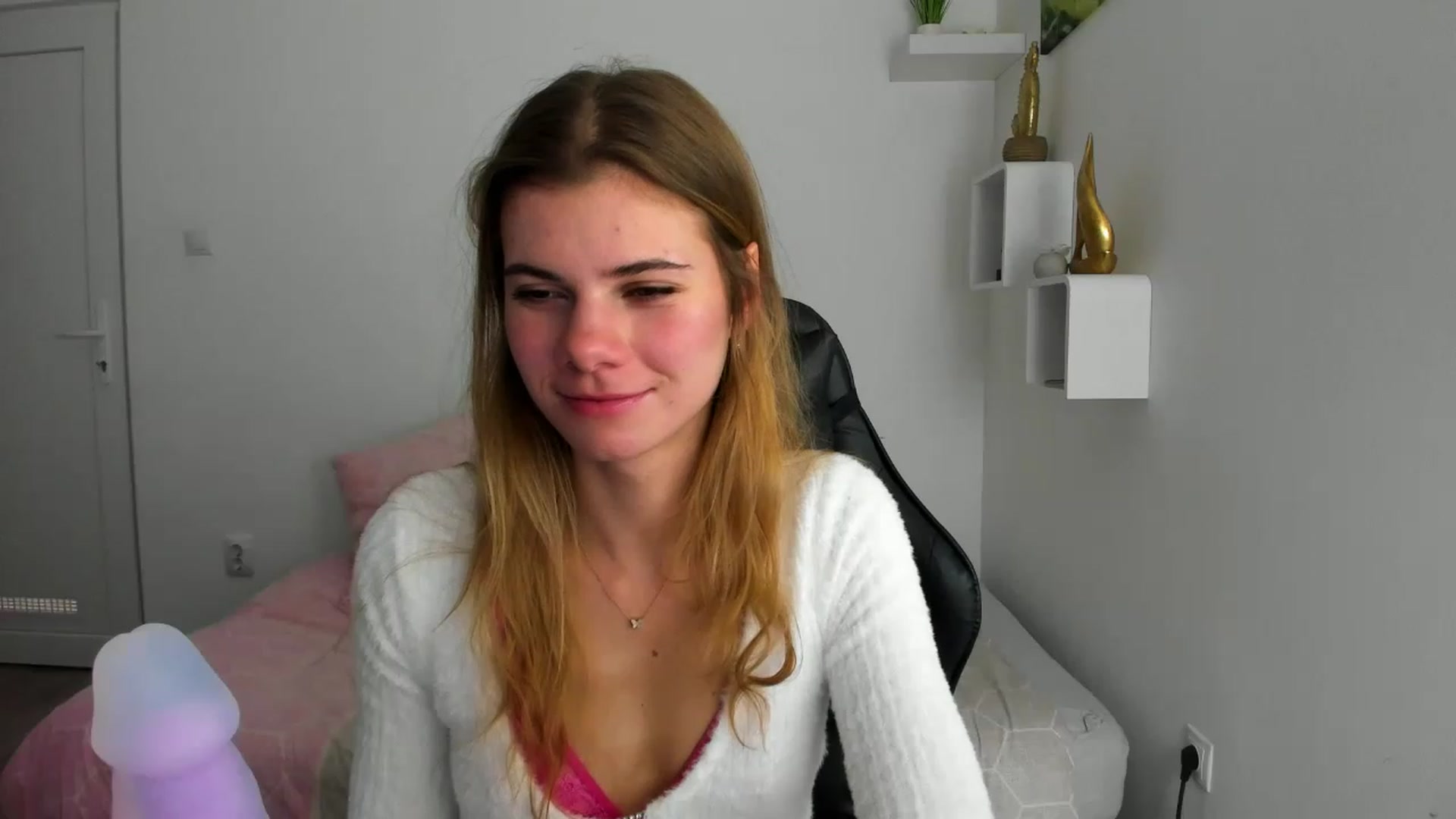 Gallery image thumbnail from RileyReid_18's myfreecams stream on, 12/04/2022, 14:13 image 9 of 20