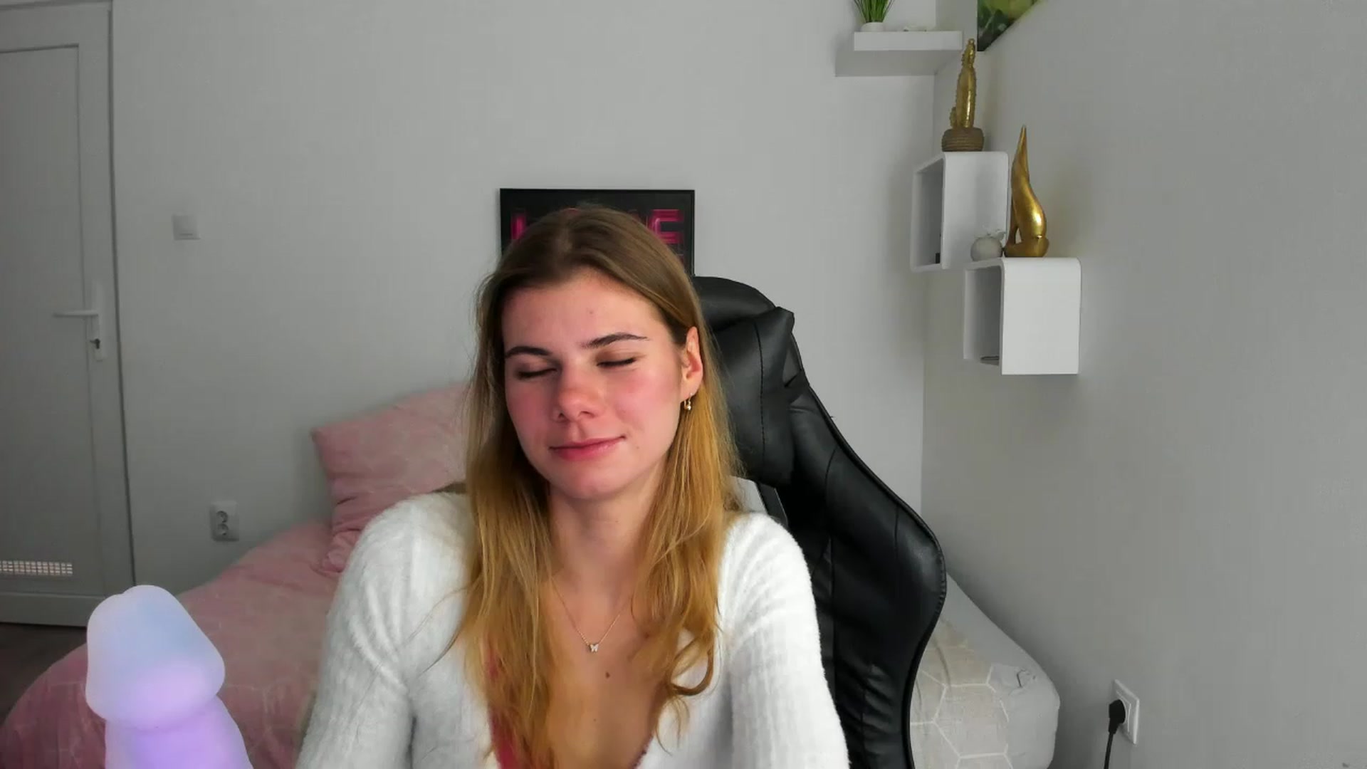 Gallery image thumbnail from RileyReid_18's myfreecams stream on, 12/04/2022, 14:13 image 12 of 20