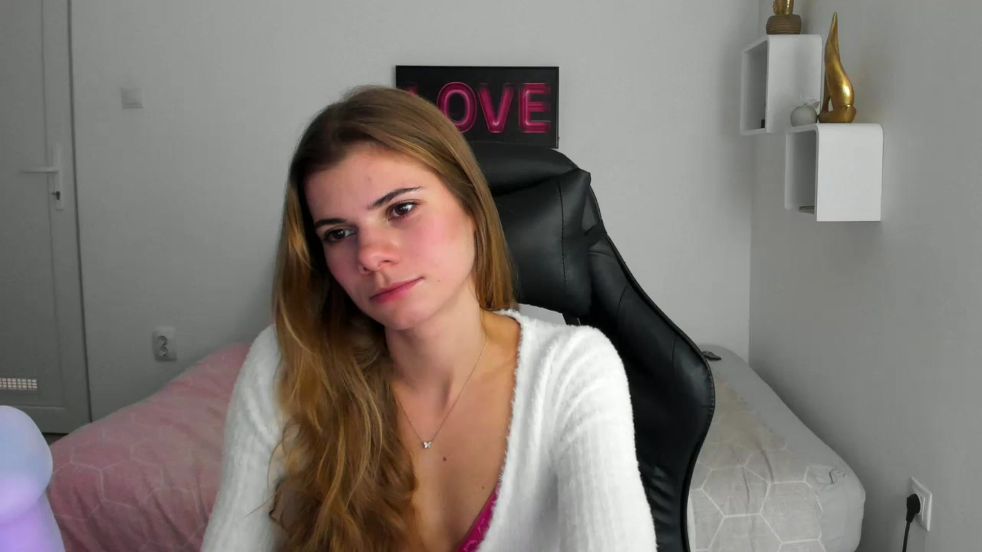 Gallery image thumbnail from RileyReid_18's myfreecams stream on, 12/04/2022, 15:20 image 5 of 20