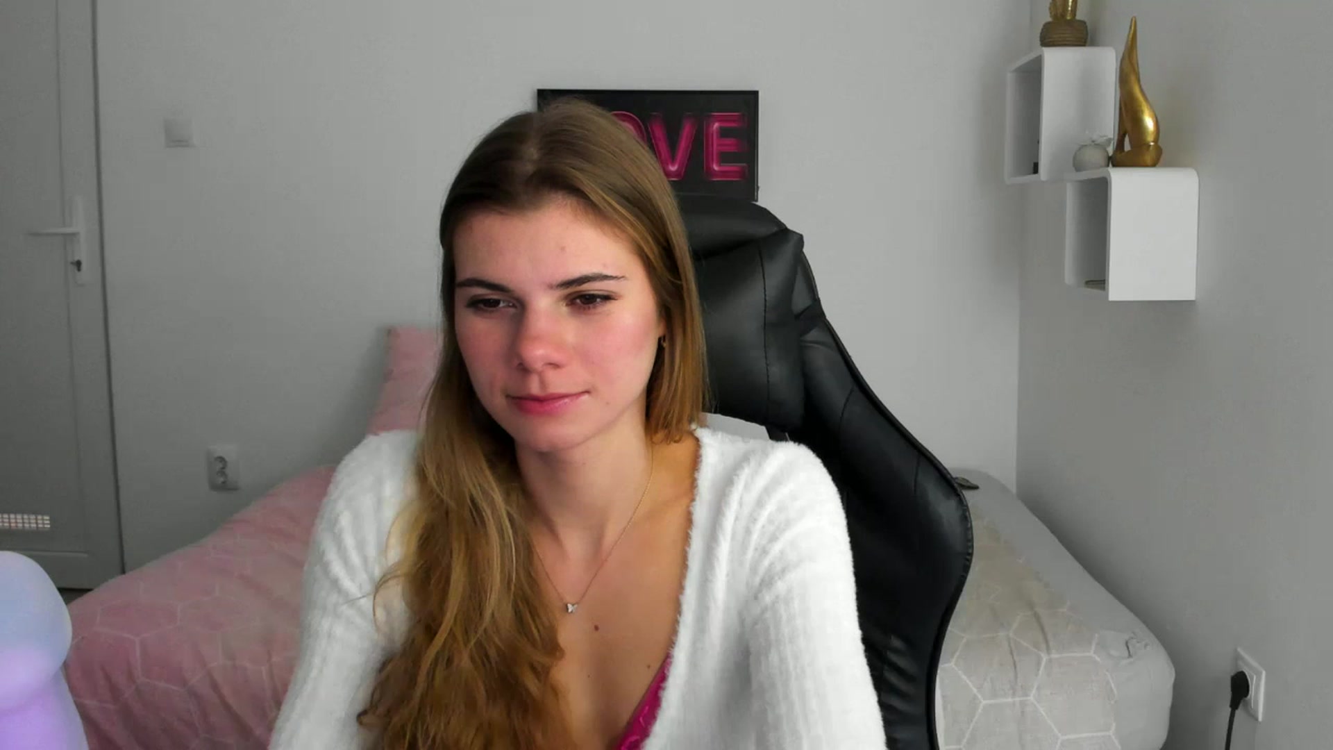 Gallery image thumbnail from RileyReid_18's myfreecams stream on, 12/04/2022, 15:20 image 6 of 20