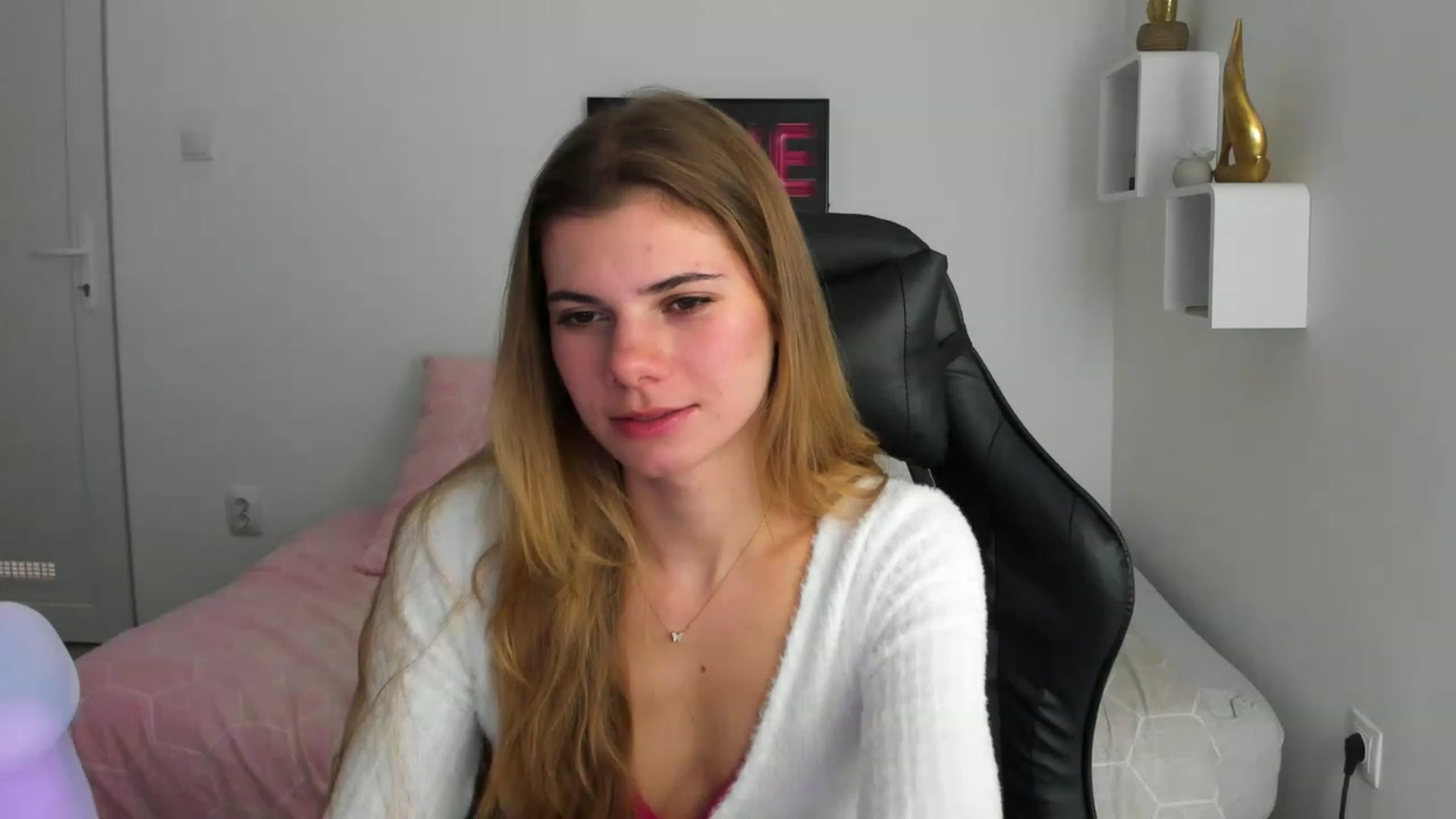 Gallery image thumbnail from RileyReid_18's myfreecams stream on, 12/04/2022, 15:20 image 13 of 20