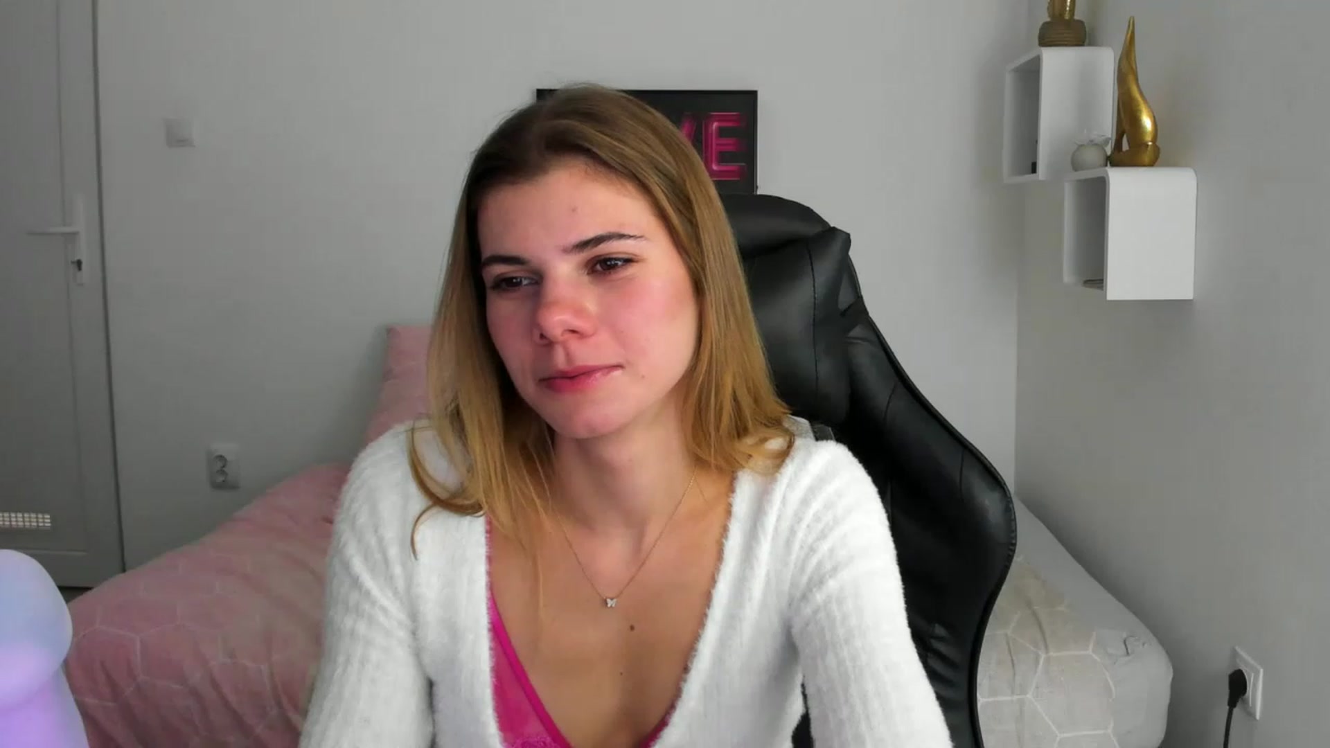 Gallery image thumbnail from RileyReid_18's myfreecams stream on, 12/04/2022, 15:20 image 10 of 20